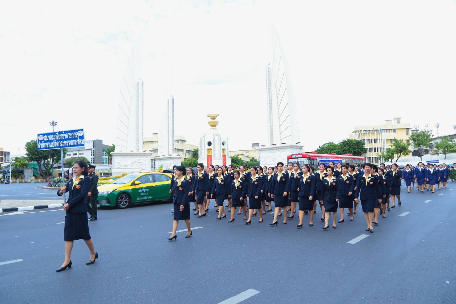 ๑๑๒ เมื่อวันที่ ๑๒ สิงหาคม ๒๕๖๒ ทพ.หญิงปาริสุทธิ์ หาญพูนวิทยา เป็นผู้แทนนายกสมาคมภริยาฯ พร้อมด้วยคณะกรรมการฯ และสมาชิกวิสามัญฯ ร่วมเดินริ้วขบวน และจุดเทียนชัยถวายพระพร โดยมีคุณธนพร พฤกษาไพรบูลย์ เป็นผู้แทนนายกสมาคมฯ อัญเชิญเครื่องราชสักการะถวายพระพรชัยมงคล สมเด็จพระนางเจ้าสิริกิติ์ พระบรมราชินีนาถ พระบรมราชชนนีพันปีหลวง เนื่องในโอกาสมหามงคลเฉลิมพระชนมพรรษา ๘๗ พรรษา ณ มลฑลพิธีท้องสนามหลวง