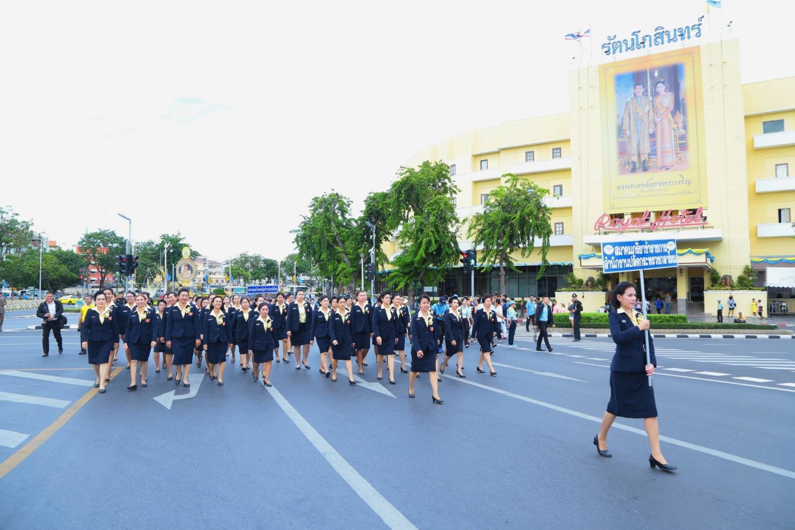 ๑๑๒ เมื่อวันที่ ๑๒ สิงหาคม ๒๕๖๒ ทพ.หญิงปาริสุทธิ์ หาญพูนวิทยา เป็นผู้แทนนายกสมาคมภริยาฯ พร้อมด้วยคณะกรรมการฯ และสมาชิกวิสามัญฯ ร่วมเดินริ้วขบวน และจุดเทียนชัยถวายพระพร โดยมีคุณธนพร พฤกษาไพรบูลย์ เป็นผู้แทนนายกสมาคมฯ อัญเชิญเครื่องราชสักการะถวายพระพรชัยมงคล สมเด็จพระนางเจ้าสิริกิติ์ พระบรมราชินีนาถ พระบรมราชชนนีพันปีหลวง เนื่องในโอกาสมหามงคลเฉลิมพระชนมพรรษา ๘๗ พรรษา ณ มลฑลพิธีท้องสนามหลวง