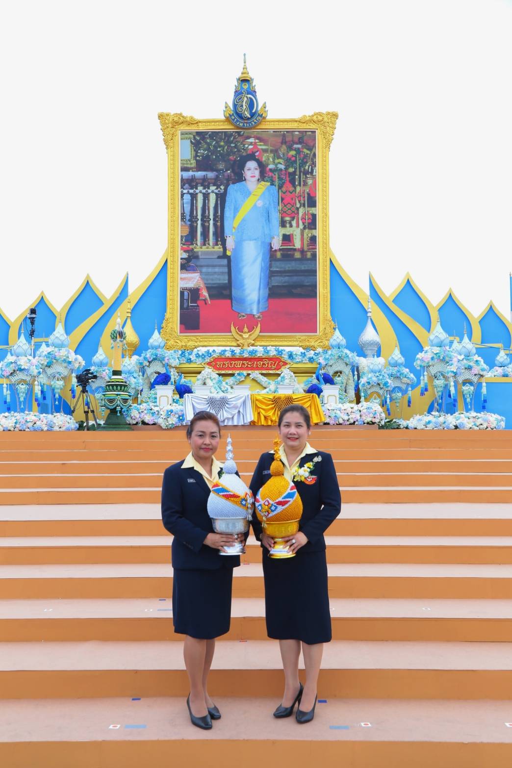 ๑๑๒ เมื่อวันที่ ๑๒ สิงหาคม ๒๕๖๒ ทพ.หญิงปาริสุทธิ์ หาญพูนวิทยา เป็นผู้แทนนายกสมาคมภริยาฯ พร้อมด้วยคณะกรรมการฯ และสมาชิกวิสามัญฯ ร่วมเดินริ้วขบวน และจุดเทียนชัยถวายพระพร โดยมีคุณธนพร พฤกษาไพรบูลย์ เป็นผู้แทนนายกสมาคมฯ อัญเชิญเครื่องราชสักการะถวายพระพรชัยมงคล สมเด็จพระนางเจ้าสิริกิติ์ พระบรมราชินีนาถ พระบรมราชชนนีพันปีหลวง เนื่องในโอกาสมหามงคลเฉลิมพระชนมพรรษา ๘๗ พรรษา ณ มลฑลพิธีท้องสนามหลวง