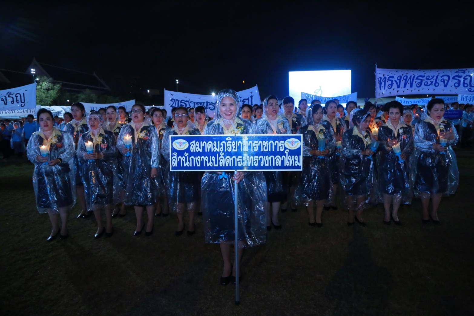 ๑๑๒ เมื่อวันที่ ๑๒ สิงหาคม ๒๕๖๒ ทพ.หญิงปาริสุทธิ์ หาญพูนวิทยา เป็นผู้แทนนายกสมาคมภริยาฯ พร้อมด้วยคณะกรรมการฯ และสมาชิกวิสามัญฯ ร่วมเดินริ้วขบวน และจุดเทียนชัยถวายพระพร โดยมีคุณธนพร พฤกษาไพรบูลย์ เป็นผู้แทนนายกสมาคมฯ อัญเชิญเครื่องราชสักการะถวายพระพรชัยมงคล สมเด็จพระนางเจ้าสิริกิติ์ พระบรมราชินีนาถ พระบรมราชชนนีพันปีหลวง เนื่องในโอกาสมหามงคลเฉลิมพระชนมพรรษา ๘๗ พรรษา ณ มลฑลพิธีท้องสนามหลวง