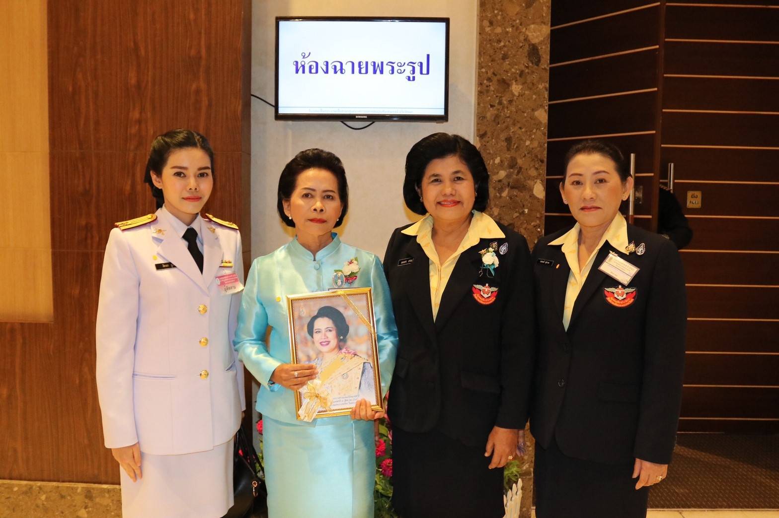 ๑๑๑ เมื่อวันที่ ๑๒ สิงหาคม ๒๕๖๒ คุณลออตา สายเพ็ชร และคุณอรอนงค์ นุชเกษม เป็นผู้แทนนายกสมาคมภริยาฯ ร่วมรับเสด็จสมเด็จพระเจ้าลูกเธอ เจ้าฟ้าพัชรกิติยาภา นเรนทิราเทพยวดี กรมหลวงราชสาริณีสิริพัชร มหาวัชรราชธิดา เสด็จแทนพระองค์ ทรงเปิดงานวันแม่แห่งชาติ ประจำปี ๒๕๖๒ ณ ห้องประชุมวายุภักษ์ชั้น ๔ โรงแรมเซ็นทราศูนย์ราชการและคอนเวนชั่นเซ็นเตอร์ แจ้งวัฒนะ