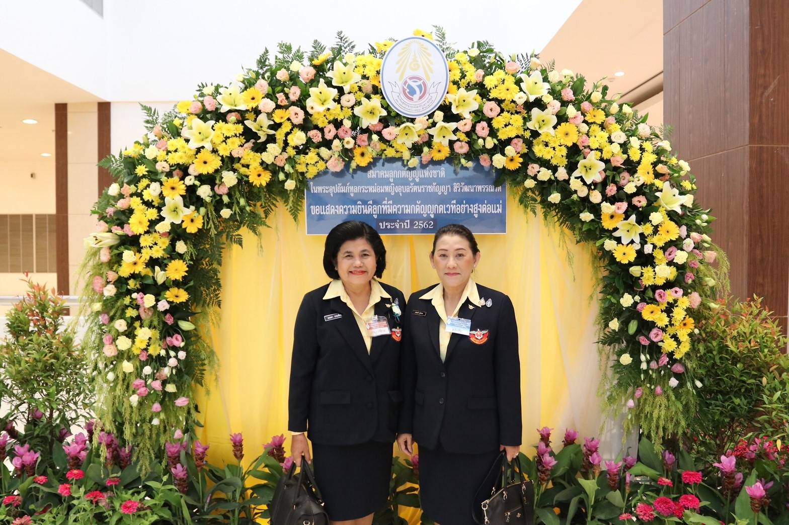 ๑๑๑ เมื่อวันที่ ๑๒ สิงหาคม ๒๕๖๒ คุณลออตา สายเพ็ชร และคุณอรอนงค์ นุชเกษม เป็นผู้แทนนายกสมาคมภริยาฯ ร่วมรับเสด็จสมเด็จพระเจ้าลูกเธอ เจ้าฟ้าพัชรกิติยาภา นเรนทิราเทพยวดี กรมหลวงราชสาริณีสิริพัชร มหาวัชรราชธิดา เสด็จแทนพระองค์ ทรงเปิดงานวันแม่แห่งชาติ ประจำปี ๒๕๖๒ ณ ห้องประชุมวายุภักษ์ชั้น ๔ โรงแรมเซ็นทราศูนย์ราชการและคอนเวนชั่นเซ็นเตอร์ แจ้งวัฒนะ
