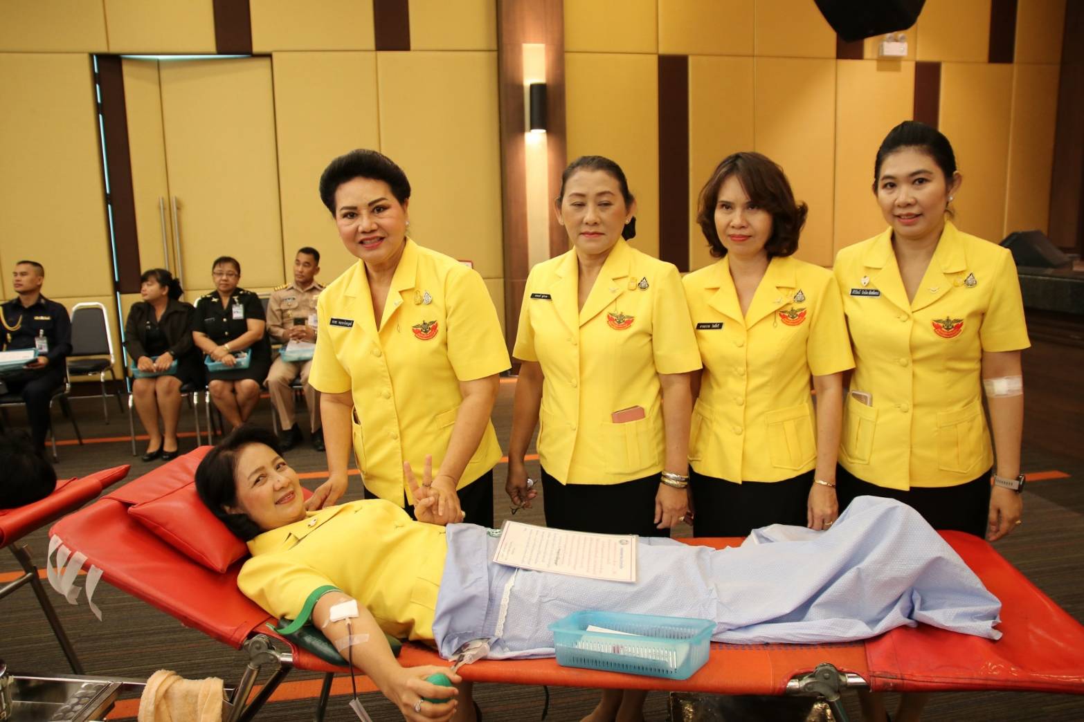 ๑๐๓ เมื่อวันศุกร์ที่ ๒ สิงหาคม ๒๕๖๒ คุณธนพร พฤกษาไพรบูลย์ เป็นผู้แทนนายกสมาคมภริยาฯ พร้อมด้วยคณะกรรมการฯ ร่วมกิจกรรมบริจาคโลหิตถวายเป็นพระราชกุศล เนื่องในโอกาสวันเฉลิมพระชนมพรรษา พระบาทสมเด็จพระวชิรเกล้าเจ้าอยู่หัว และพระบรมราชชนนีพันปีหลวง ประจำปี ๒๕๖๒