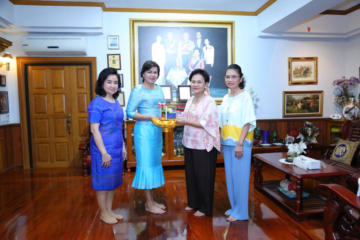 ๐๑๐ เมื่อวันที่ ๒๕​ ตุลาคม​ ๒๕๖๑​ นายก​สมาคม​ภริยา​ฯ นำ​คณะกรรม​การสมาคม​ฯ​ เข้าเยี่ยมคารวะ พ...