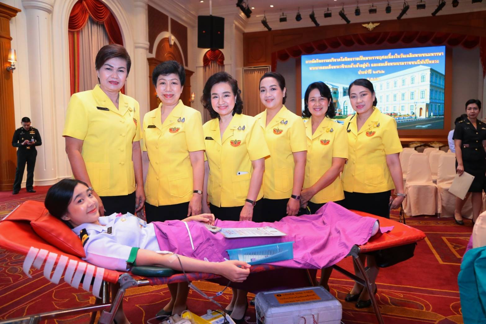 ๑๐๔ เมื่อวันที่ ๖ สิงหาคม ๒๕๖๒ คุณรมิดา อินทรเจริญ นายกสมาคมภริยาฯ พร้อมด้วยคณะกรรมการฯ ร่วมกิจกรรมบริจาคโลหิตถวายเป็นพระราชกุศล เนื่องในโอกาสวันเฉลิมพระชนมพรรษา พระบาทสมเด็จพระวชิรเกล้าเจ้าอยู่หัว และสมเด็จพระบรมราชชนนีพันปีหลวง ประจำปี ๒๕๖๒ ณ ห้องพินิตประชานาถ ในศาลาว่าการกลาโหม กรุงเทพฯ