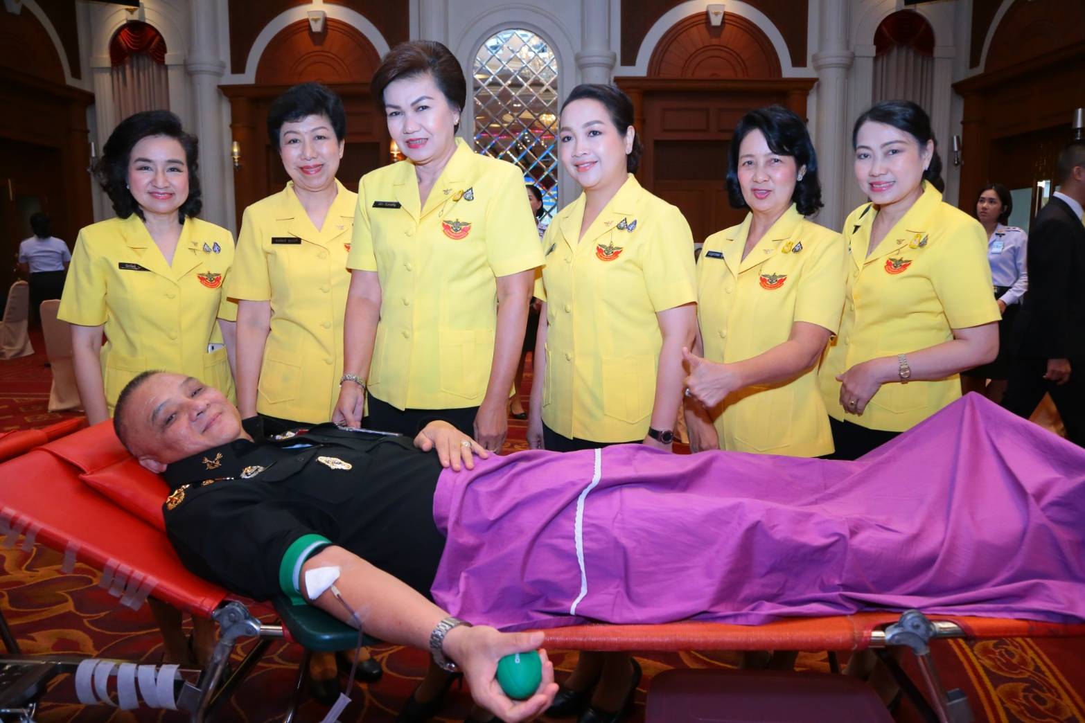 ๑๐๔ เมื่อวันที่ ๖ สิงหาคม ๒๕๖๒ คุณรมิดา อินทรเจริญ นายกสมาคมภริยาฯ พร้อมด้วยคณะกรรมการฯ ร่วมกิจกรรมบริจาคโลหิตถวายเป็นพระราชกุศล เนื่องในโอกาสวันเฉลิมพระชนมพรรษา พระบาทสมเด็จพระวชิรเกล้าเจ้าอยู่หัว และสมเด็จพระบรมราชชนนีพันปีหลวง ประจำปี ๒๕๖๒ ณ ห้องพินิตประชานาถ ในศาลาว่าการกลาโหม กรุงเทพฯ
