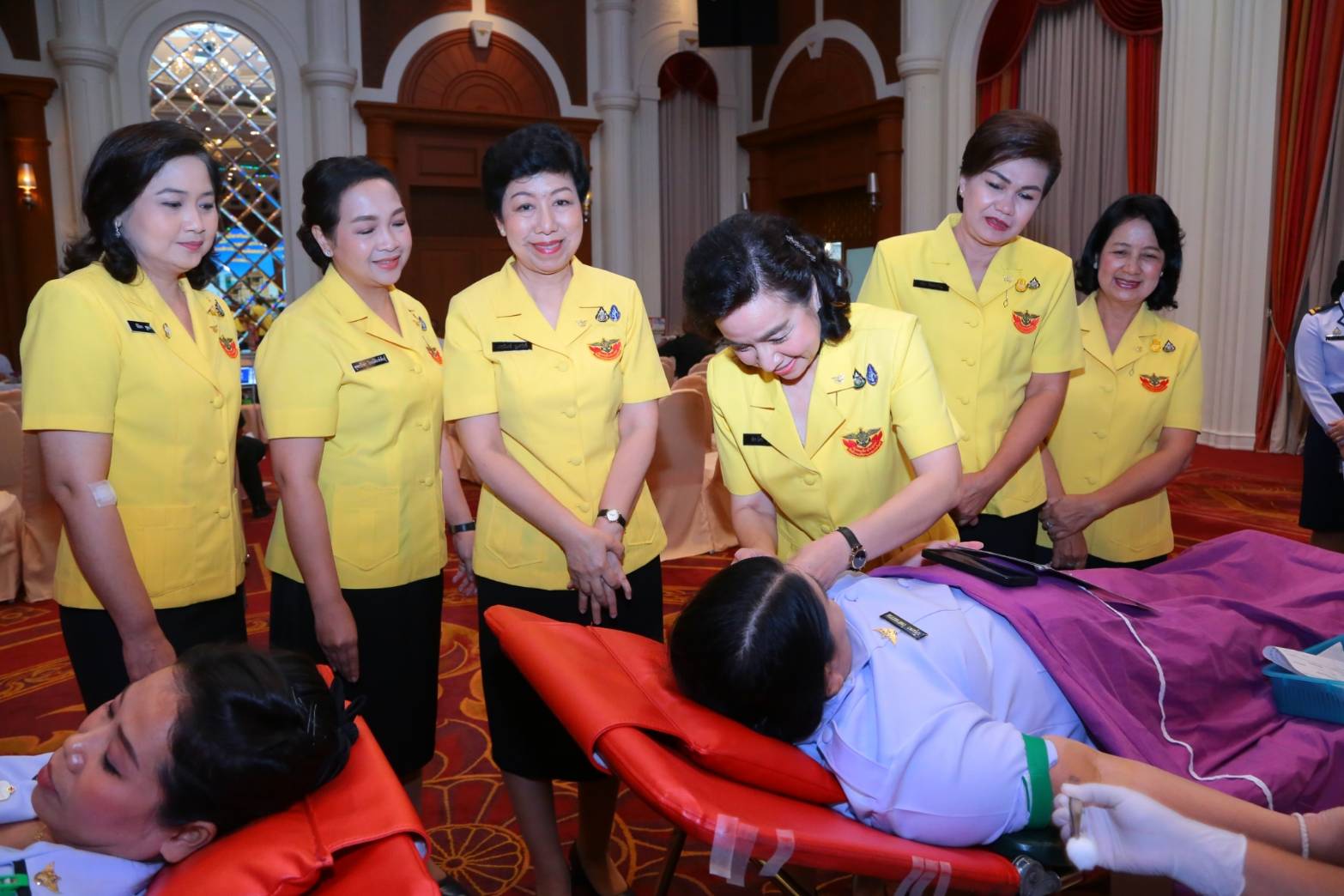 ๑๐๔ เมื่อวันที่ ๖ สิงหาคม ๒๕๖๒ คุณรมิดา อินทรเจริญ นายกสมาคมภริยาฯ พร้อมด้วยคณะกรรมการฯ ร่วมกิจกรรมบริจาคโลหิตถวายเป็นพระราชกุศล เนื่องในโอกาสวันเฉลิมพระชนมพรรษา พระบาทสมเด็จพระวชิรเกล้าเจ้าอยู่หัว และสมเด็จพระบรมราชชนนีพันปีหลวง ประจำปี ๒๕๖๒ ณ ห้องพินิตประชานาถ ในศาลาว่าการกลาโหม กรุงเทพฯ