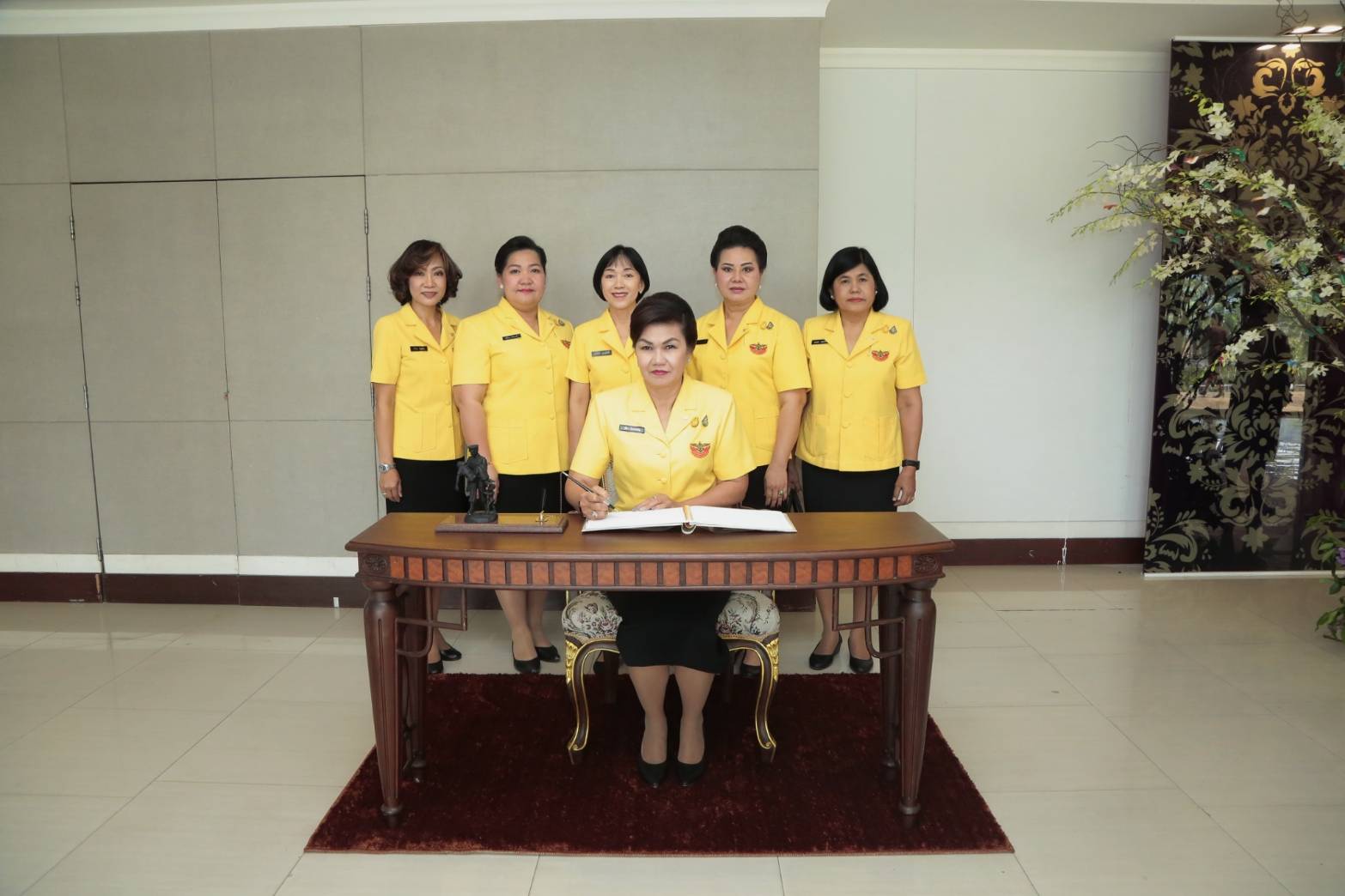๑๑๓ เมื่อวันที่ ๑๖ สิงหาคม ๒๕๖๒ คุณรมิดา อินทรเจริญ นายกสมาคมภริยาฯ พร้อมด้วยคณะกรรมการฯ ร่วมงานวันคล้ายวันสถาปนาสมาคมแม่บ้านตำรวจ ครบรอบ ๓๓ ปี ณ สโมสรตำรวจ ถนนวิภาวดี-รังสิต กรุงเทพฯ