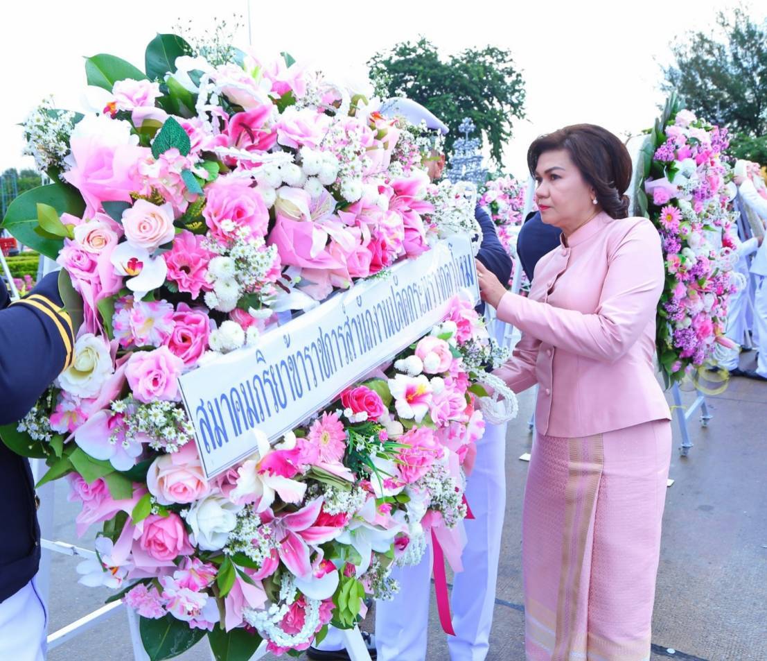 ๐๐๘ เมื่อวันที่ ๒๓ ตุลาคม ๒๕๖๑ นายกสมาคมภริยาฯ พร้อมด้วยคณะกรรมการสมาคมฯ ร่วมพิธีวางพวงมาลาถวายราชสักการะ พระบรมราชานุสรณ์ พระบาทสมเด็จพระจุลจอมเกล้าเจ้าอยู่หัว ณ พระลานพระราชวังดุสิต และพระบรมราชานุสาวรีย์ พระบาทสมเด็จพระจุลจอมเกล้าเจ้าอยู่หัว ณ สำนักงานปลัดกระทรวงกลาโหม (พื้นที่ถนนศรีสมาน) เนื่องในวันปิยมหาราช