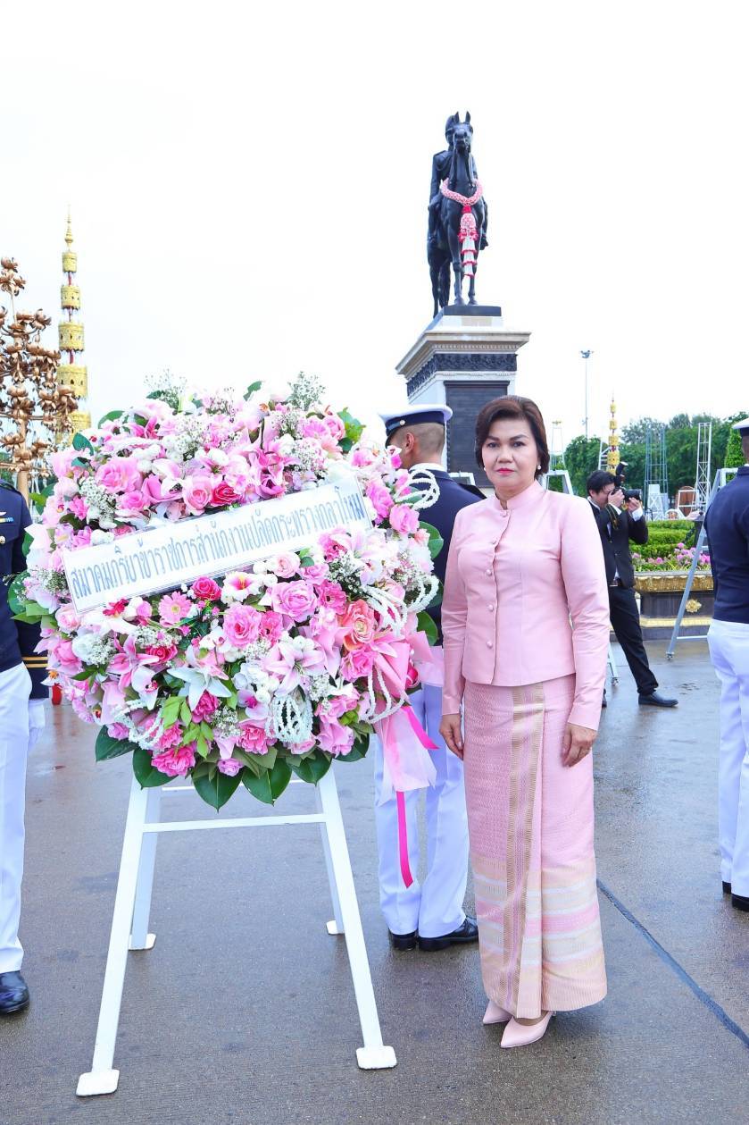 ๐๐๘ เมื่อวันที่ ๒๓ ตุลาคม ๒๕๖๑ นายกสมาคมภริยาฯ พร้อมด้วยคณะกรรมการสมาคมฯ ร่วมพิธีวางพวงมาลาถวายราชสักการะ พระบรมราชานุสรณ์ พระบาทสมเด็จพระจุลจอมเกล้าเจ้าอยู่หัว ณ พระลานพระราชวังดุสิต และพระบรมราชานุสาวรีย์ พระบาทสมเด็จพระจุลจอมเกล้าเจ้าอยู่หัว ณ สำนักงานปลัดกระทรวงกลาโหม (พื้นที่ถนนศรีสมาน) เนื่องในวันปิยมหาราช