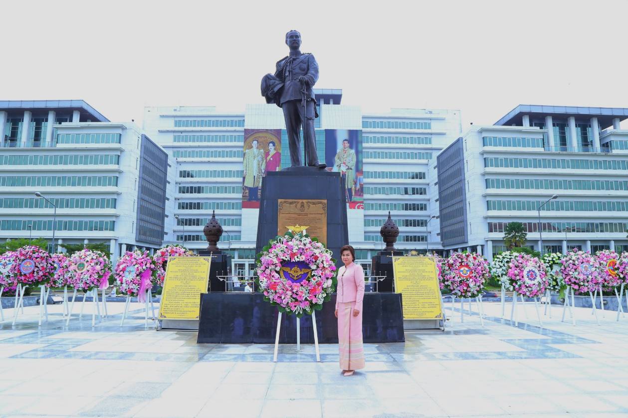 ๐๐๘ เมื่อวันที่ ๒๓ ตุลาคม ๒๕๖๑ นายกสมาคมภริยาฯ พร้อมด้วยคณะกรรมการสมาคมฯ ร่วมพิธีวางพวงมาลาถวายราชสักการะ พระบรมราชานุสรณ์ พระบาทสมเด็จพระจุลจอมเกล้าเจ้าอยู่หัว ณ พระลานพระราชวังดุสิต และพระบรมราชานุสาวรีย์ พระบาทสมเด็จพระจุลจอมเกล้าเจ้าอยู่หัว ณ สำนักงานปลัดกระทรวงกลาโหม (พื้นที่ถนนศรีสมาน) เนื่องในวันปิยมหาราช