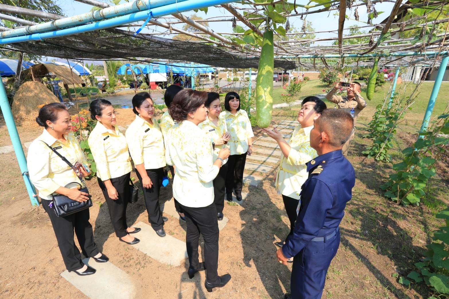 ๐๕๖ เมื่อวันที่ ๑๓ กุมภาพันธ์ ๒๕๖๒ นายกสมาคมภริยาฯ พร้อมด้วยคณะกรรมการฯ เดินทางไปตรวจเยี่ยมโครงการต่างๆของสมาคมฯ ในพื้นที่ของโรงงานวัตถุระเบิดทหาร กรมการอุตสาหกรรมทหาร ศูนย์การอุตสาหกรรมป้องกันประเทศและพลังงานทหาร จังหวัดนครสวรรค์