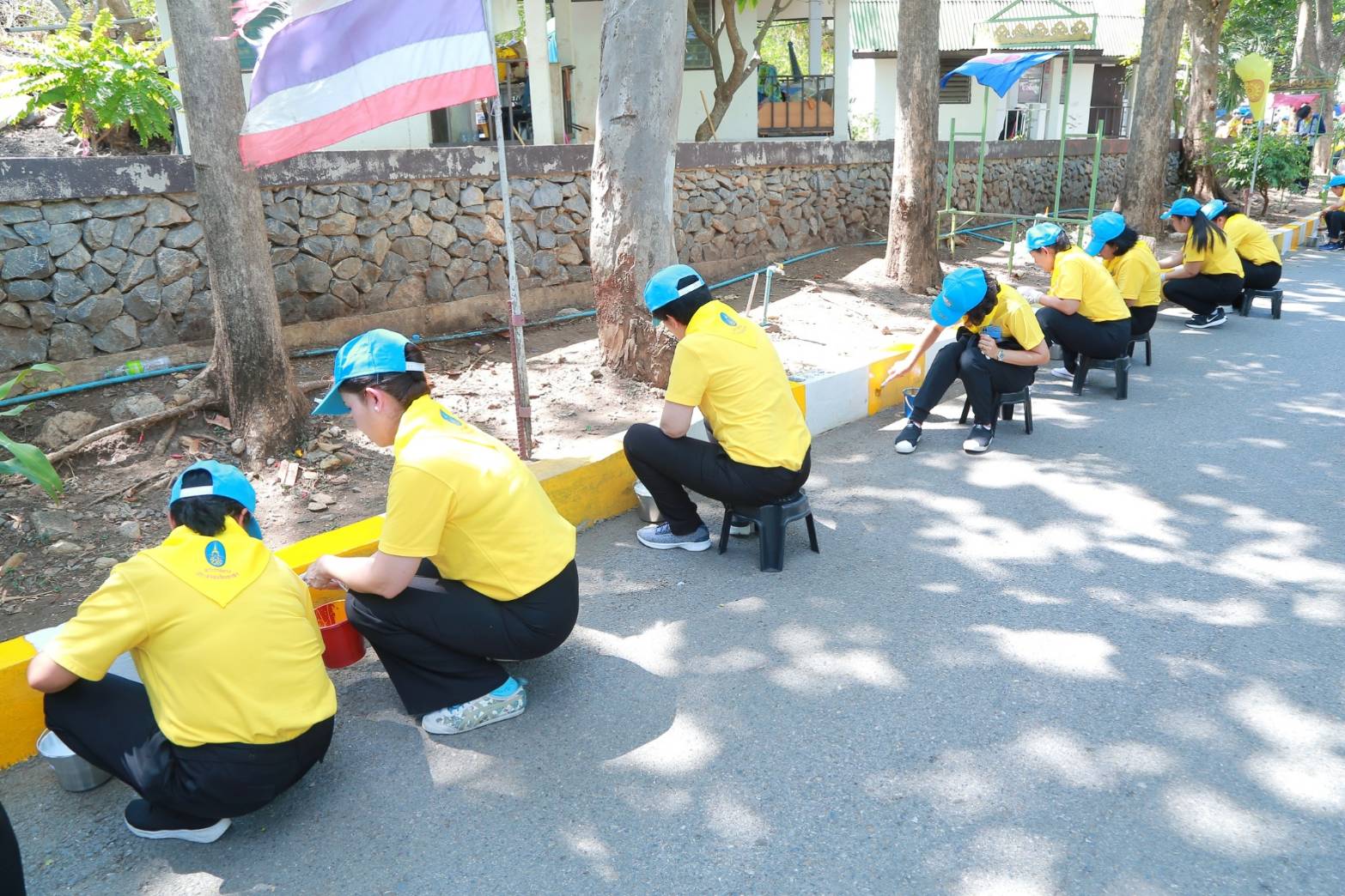 ๐๗๕ เมื่อวันที่ ๒ พฤษภาคม ๒๕๖๒ นายกสมาคมภริยาฯ นำคณะกรรมการฯ และข้าราชการ ลูกจ้าง พนักงานราชการ ร่วมทำกิจกรรมจิตอาสา เราทำความดี ด้วยหัวใจ เพื่อถวายเป็นพระราชกุศลเนื่องในโอกาสพระราชพิธีบรมราชาภิเษก ณ วัดพระบาทน้ำพุ และวัดถ้ำพิบูลธรรมคีรี