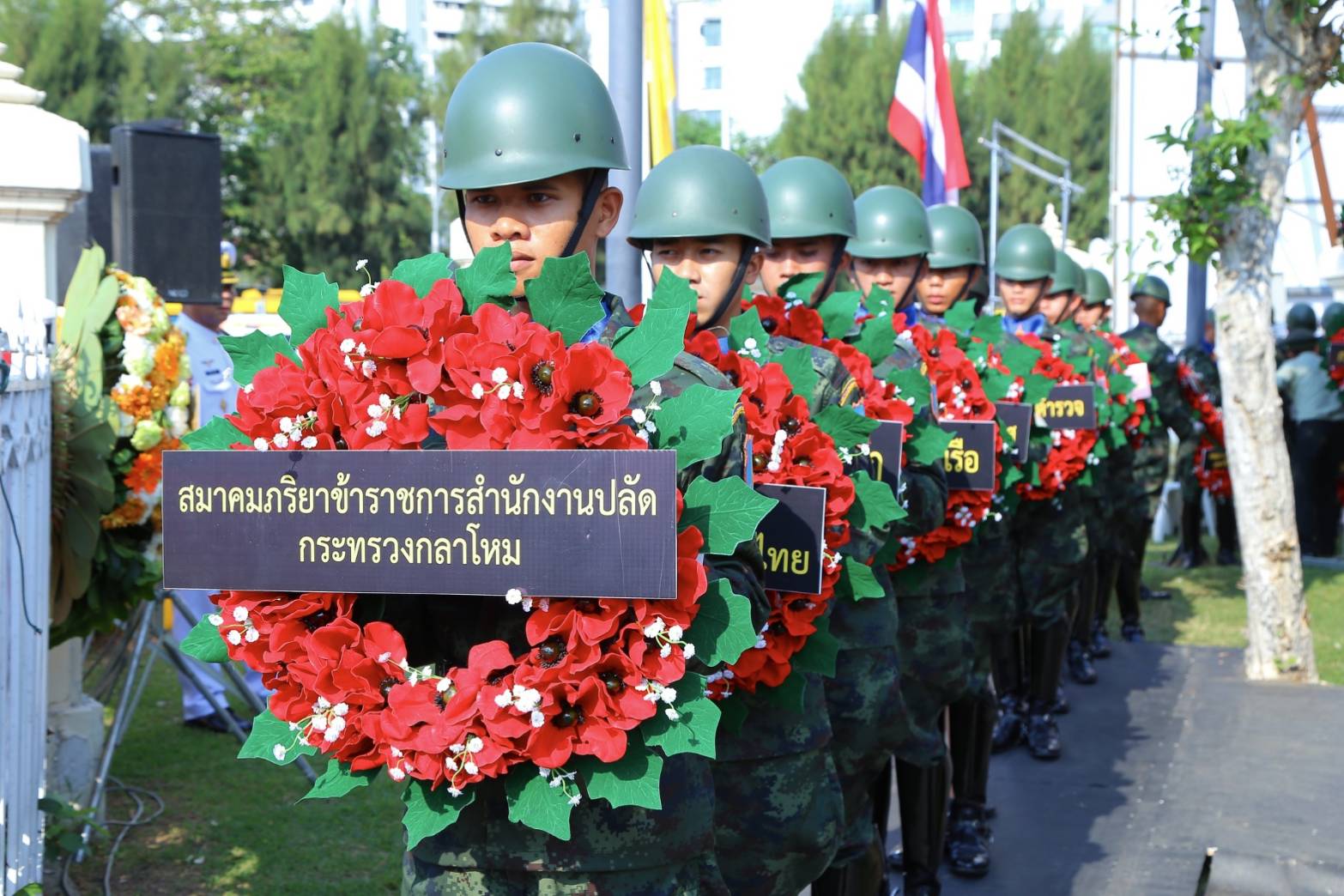 ๐๕๑ เมื่อวันที่ ๓ กุมภาพันธ์ ๒๕๖๒ คุณพุทธรักษา โรจน์พิมพ์พันธ์ุ เป็นผู้แทนนายกสมาคมภริยาฯ พร้อมด้วยคณะกรรมการสมาคมฯ ร่วมพิธีวางพวงมาลา ในงาน" เชิดชูเกียรติทหารกล้า ๓ กุมภาพันธ์ วันทหารผ่านศึก " ณ อนุสาวรีย์ชัยสมรภูมิ กรุงเทพฯ