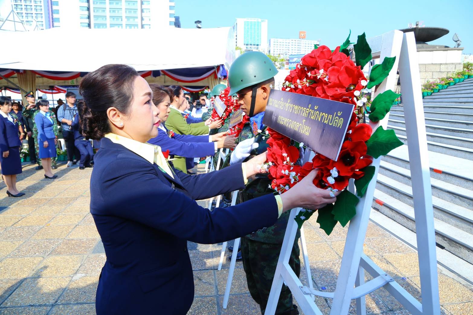 ๐๕๑ เมื่อวันที่ ๓ กุมภาพันธ์ ๒๕๖๒ คุณพุทธรักษา โรจน์พิมพ์พันธ์ุ เป็นผู้แทนนายกสมาคมภริยาฯ พร้อมด้วยคณะกรรมการสมาคมฯ ร่วมพิธีวางพวงมาลา ในงาน" เชิดชูเกียรติทหารกล้า ๓ กุมภาพันธ์ วันทหารผ่านศึก " ณ อนุสาวรีย์ชัยสมรภูมิ กรุงเทพฯ