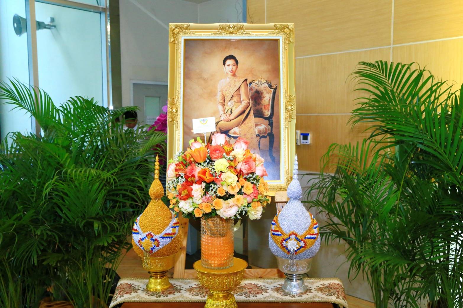 ๐๕๒ เมื่อวันที่ ๖ กุมภาพันธ์ ๒๕๖๒ นายกสมาคมภริยาฯ พร้อมด้วยคณะกรรมการสมาคมฯ ร่วมลงนามถวายพระพรชัยมงคลและทอดถวายแจกันดอกไม้สด สมเด็จพระเจ้าลูกเธอเจ้าฟ้าจุฬาภรณวลัยลักษณ์ อัครราชกุมารี ณ อาคารสมเด็จพระเทพรัตน์ โรงพยาบาลรามาธิบดี