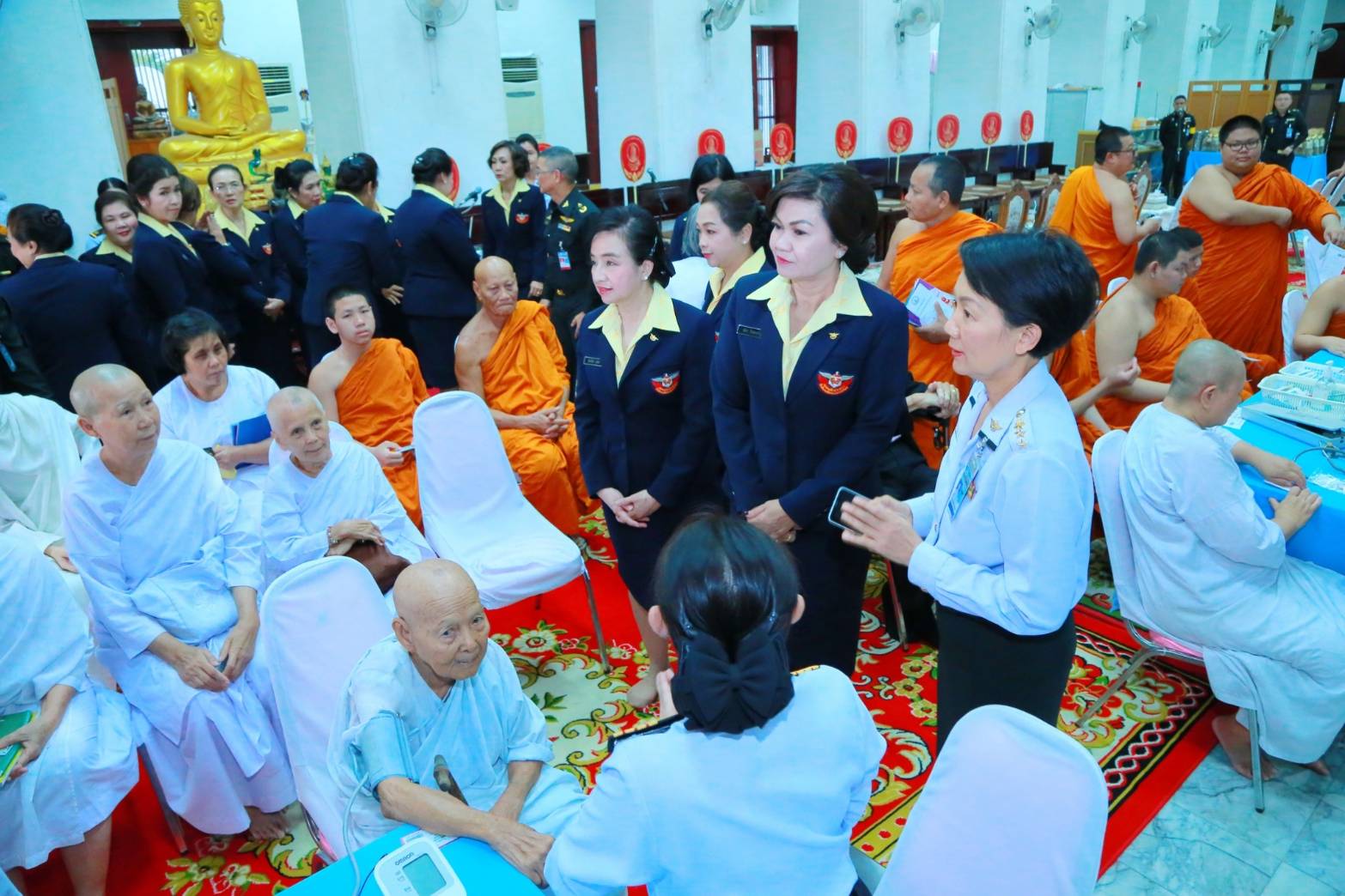 ๐๖๔ เมื่อวันที่ ๑๙ มีนาคม ๒๕๖๒ นายกสมาคมภริยาฯ พร้อมด้วยคณะกรรมการฯ ร่วมกิจกรรมบริบาลพระภิกษุสงฆ์ ซึ่งสมาคมฯร่วมกับ สนพ.สสน.สป. จัดขึ้นเพื่อเฉลิมพระเกียรติสมเด็จพระเจ้าอยู่หัวมหาวชิราลงกรณ บดินทรเทพยวรางกูร เนื่องในโอกาสพระราชพิธีบรมราชาภิเษก ณ วัดมหาธาตุยุวราชรังสฤษฎ์ราชวรมหาวิหาร กรุงเทพฯ