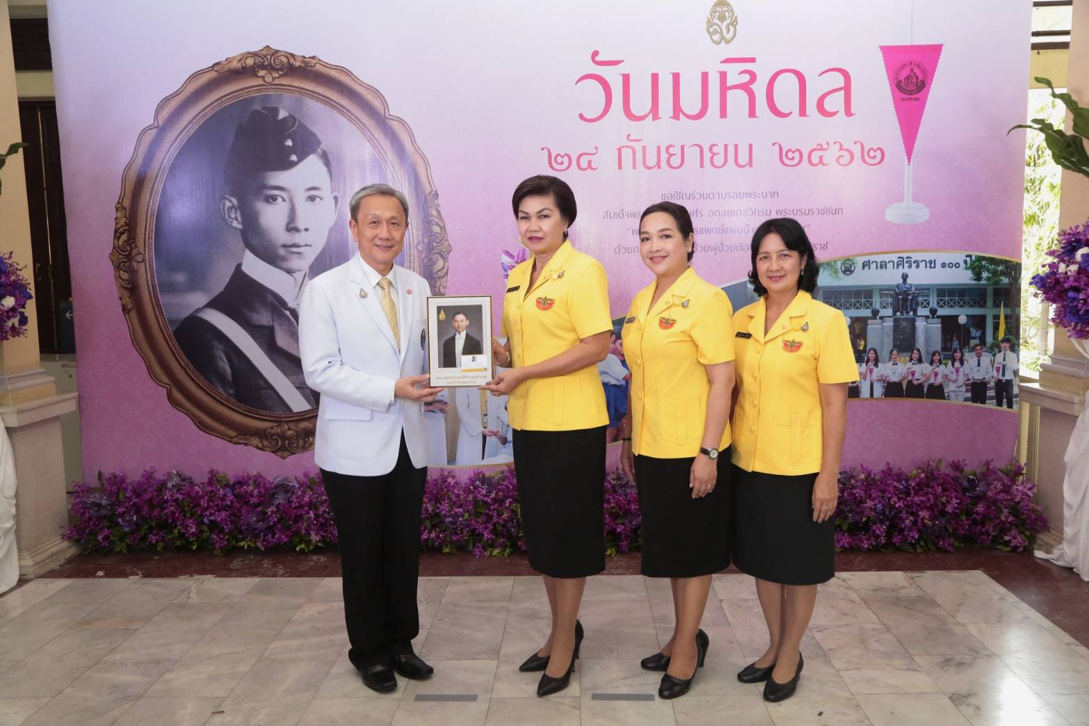 ๑๑๖ เมื่อวันที่ ๒ กันยายน ๒๕๖๒ คุณรมิดา อินทรเจริญ นายกสมาคมภริยาฯ พร้อมด้วยคณะกรรมการฯ ร่วมบันทึกเทปบริจาคเงินสมทบทุนช่วยเหลือผู้ป่วยด้อยโอกาสของโรงพยาบาลศิริราช เนื่องในวันมหิดล (๒๔ กันยายน) ณ ตึกอำนวยการ ชั้น ๑ โรงพยาบาลศิริราช