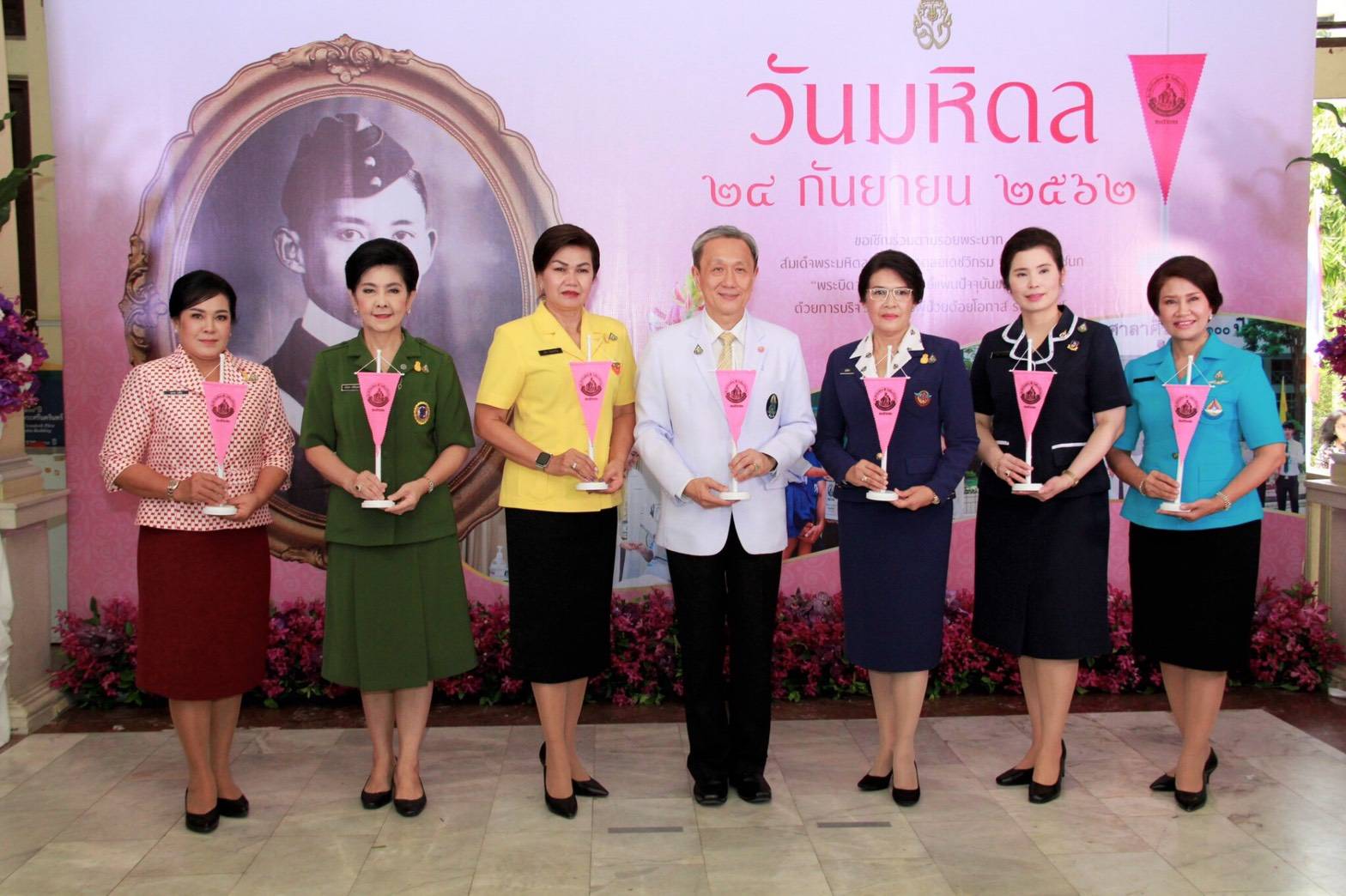 ๑๑๖ เมื่อวันที่ ๒ กันยายน ๒๕๖๒ คุณรมิดา อินทรเจริญ นายกสมาคมภริยาฯ พร้อมด้วยคณะกรรมการฯ ร่วมบันทึกเทปบริจาคเงินสมทบทุนช่วยเหลือผู้ป่วยด้อยโอกาสของโรงพยาบาลศิริราช เนื่องในวันมหิดล (๒๔ กันยายน) ณ ตึกอำนวยการ ชั้น ๑ โรงพยาบาลศิริราช