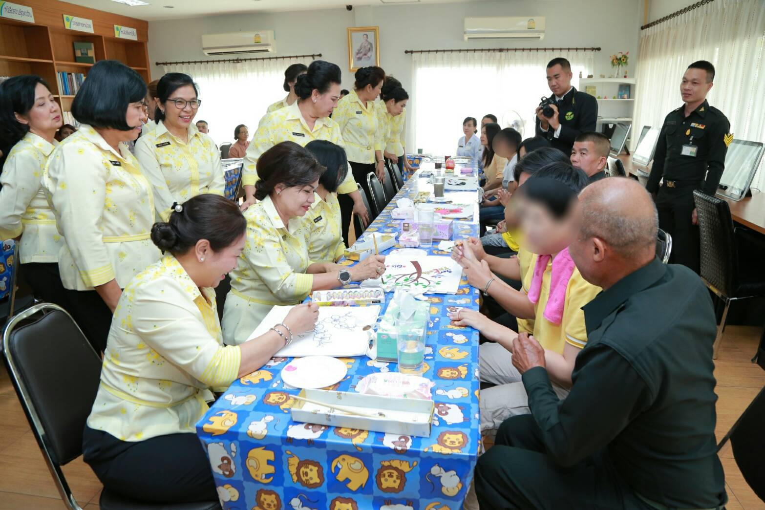 ๐๖๒ เมื่อวันที่ ๖ มีนาคม ๒๕๖๒ นายกสมาคมภริยาฯ พร้อมด้วยคณะกรรมการสมาคมฯ เดินทางไปตรวจเยี่ยมโครงการต่างๆของสมาคมฯ กรมการพลังงานทหาร ศูนย์การอุตสาหกรรมป้องกันประเทศและพลังงานทหาร อำเภอฝาง จังหวัดเชียงใหม่