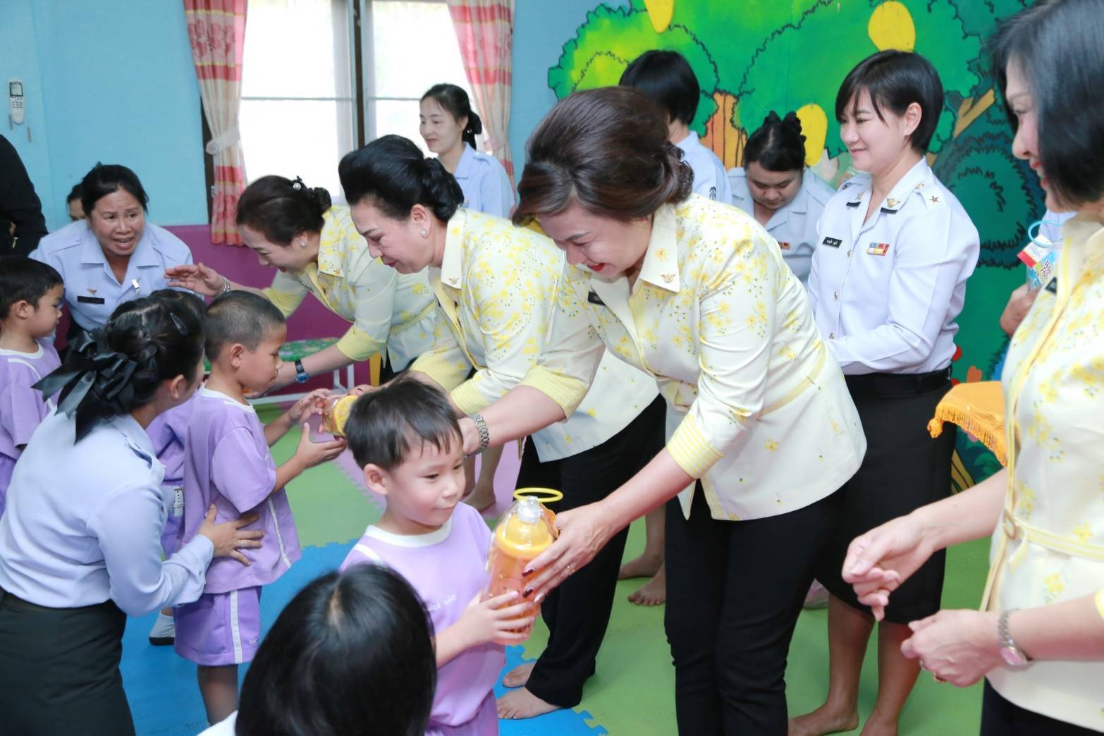 ๐๖๒ เมื่อวันที่ ๖ มีนาคม ๒๕๖๒ นายกสมาคมภริยาฯ พร้อมด้วยคณะกรรมการสมาคมฯ เดินทางไปตรวจเยี่ยมโครงการต่างๆของสมาคมฯ กรมการพลังงานทหาร ศูนย์การอุตสาหกรรมป้องกันประเทศและพลังงานทหาร อำเภอฝาง จังหวัดเชียงใหม่