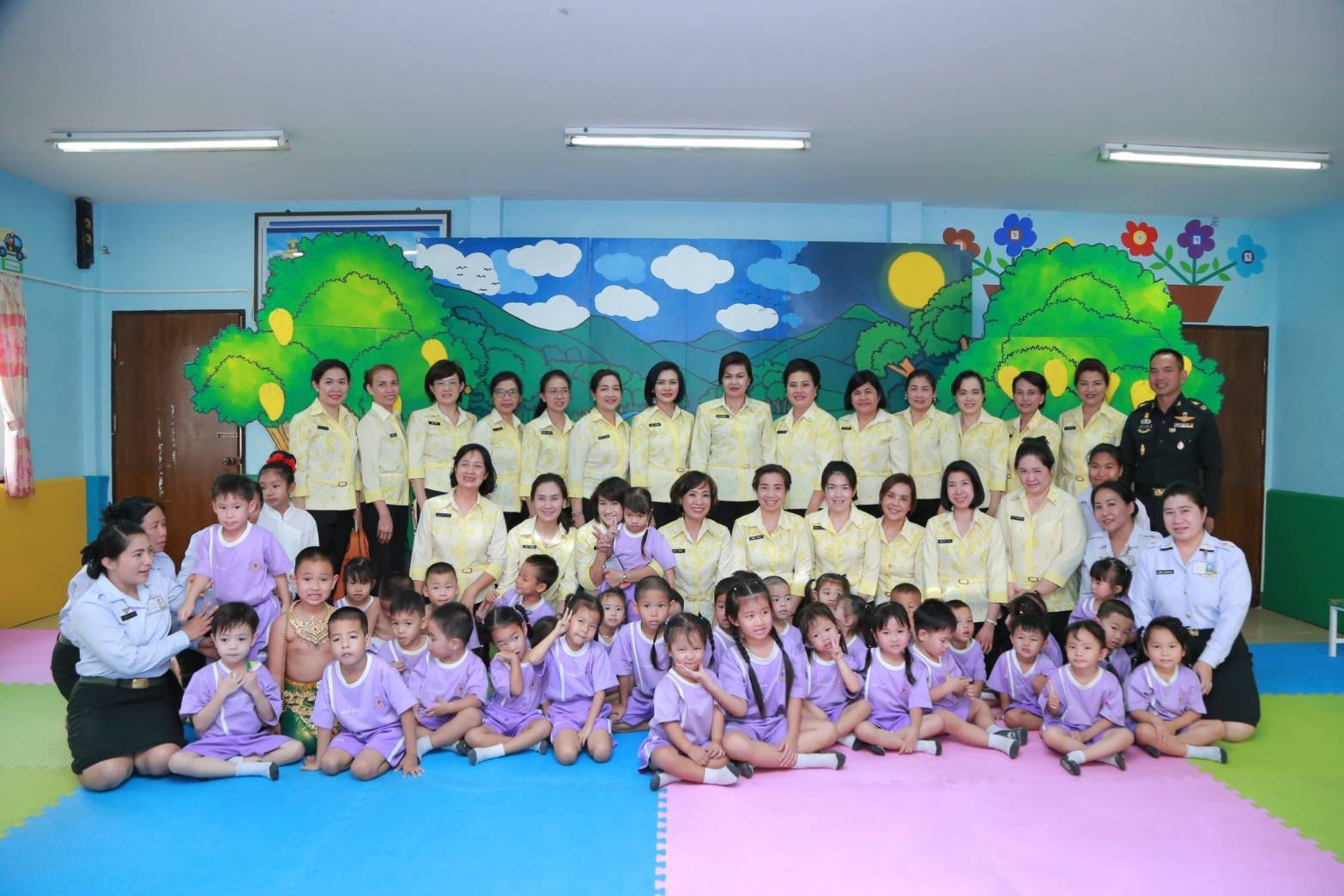 ๐๖๒ เมื่อวันที่ ๖ มีนาคม ๒๕๖๒ นายกสมาคมภริยาฯ พร้อมด้วยคณะกรรมการสมาคมฯ เดินทางไปตรวจเยี่ยมโครงการต่างๆของสมาคมฯ กรมการพลังงานทหาร ศูนย์การอุตสาหกรรมป้องกันประเทศและพลังงานทหาร อำเภอฝาง จังหวัดเชียงใหม่