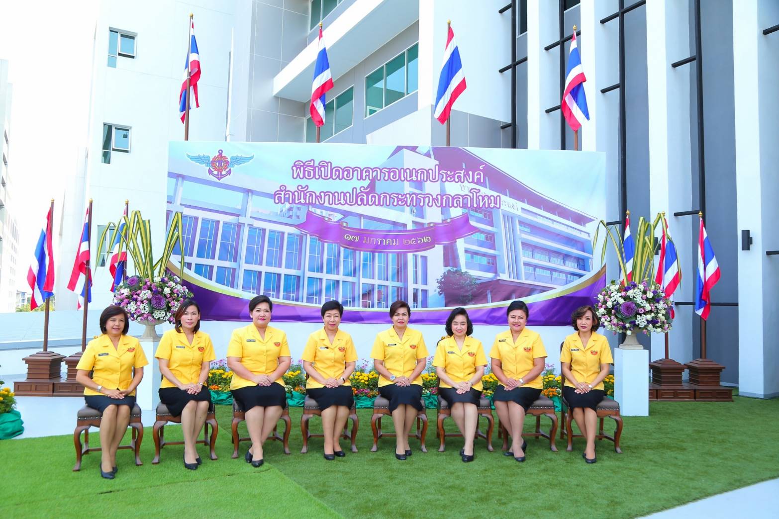 ๐๔๖ เมื่อวันที่ ๑๗ มกราคม ๒๕๖๒ นายกสมาคมภริยาฯ พร้อมด้วยคณะกรรมการฯ ร่วมงานวันคล้ายวันสถาปนากรมเสมียนตรา ครบ ๑๑๐ ปี ในวันศุกร์ที่ ๑๘ มกราคม ๒๕๖๒ และร่วมพิธีเปิดอาคารอเนกประสงค์ สำนักงานปลัดกระทรวงกลาโหม พื้นที่ศรีสมาน จ.นนทบุรี