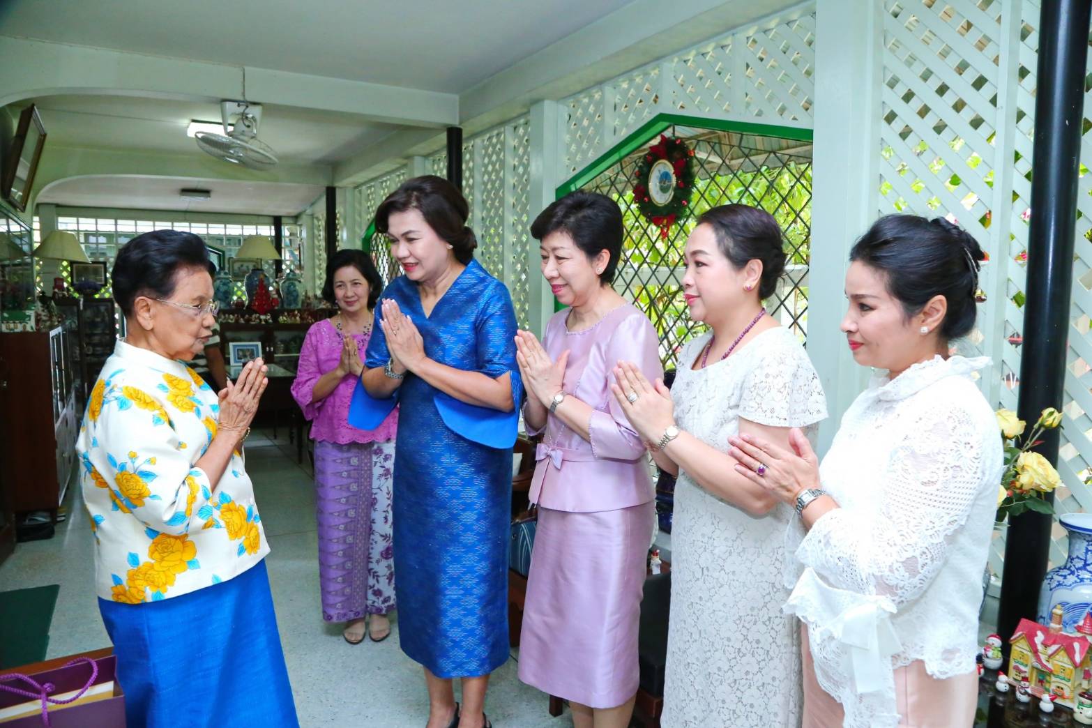 ๐๓๘ เมื่อวันที่ ๒๖ ธันวาคม ๒๕๖๑ นายกสมาคมภริยาฯ นำคณะกรรมการสมาคมฯ เข้าอำนวยพรและขอรับพรจาก คุณหญิงจวบ จิรโรจน์ ภริยา พลเอก สิทธิ จิรโรจน์ อดีตปลัดกระทรวงกลาโหม เนื่องในโอกาสวันขึ้นปีใหม่ พุทธศักราช ๒๕๖๒ ณ บ้านพัก เขตหลักสี่ กรุงเทพฯ