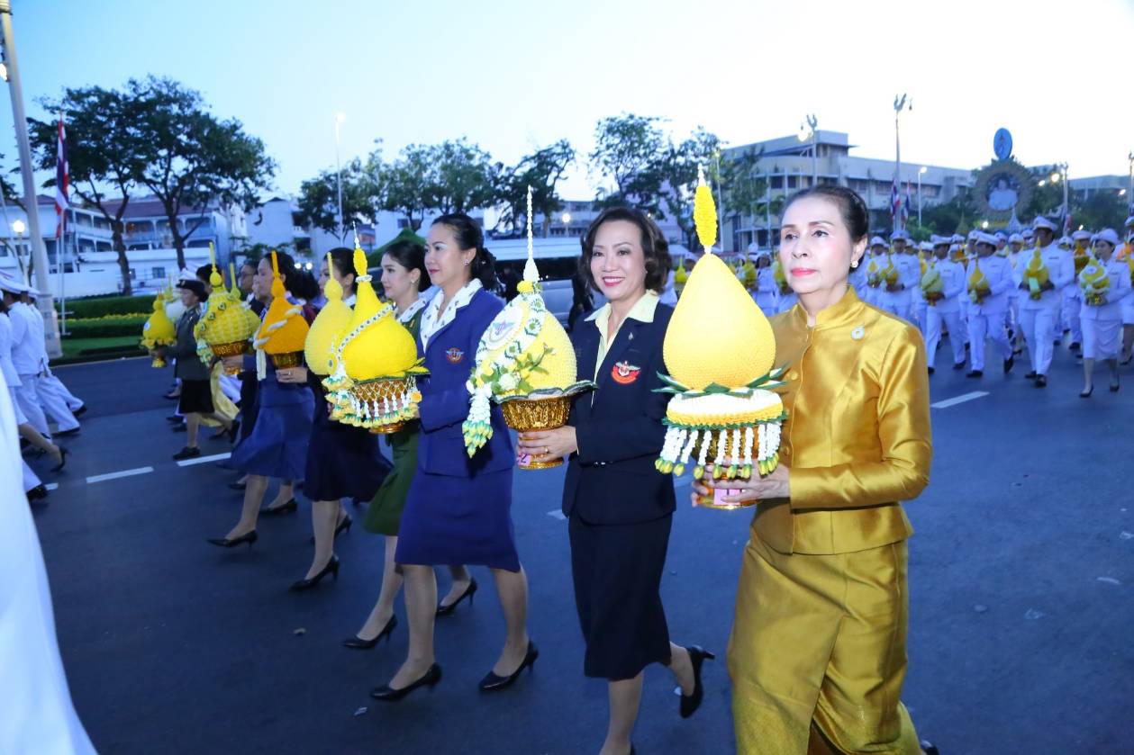 ๐๒๘ เมื่อวันพุธที่ ๕ ธันวาคม ๒๕๖๑  นายกสมาคมฯ นำคณะกรรมการสมาคมฯและสมาชิกวิสามัญฯ ร่วมกิจกรรมเดินริ้วขบวน ถวายพานพุ่มดอกไม้