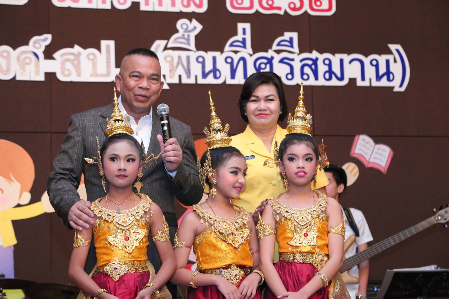 ๐๔๕ เมื่อวันที่ ๑๒ มกราคม ๒๕๖๒ นายกสมาคมภริยาฯ พร้อมด้วยคณะกรรมการฯ ร่วมงานวันเด็กแห่งชาติ ประจำปี ๒๕๖๒ ณ ห้องจัดเลี้ยง ๑๕๐๐ คน อาคารอเนกประสงค์ สำนักงานปลัดกระทรวงกลาโหม พื้นที่ศรีสมาน