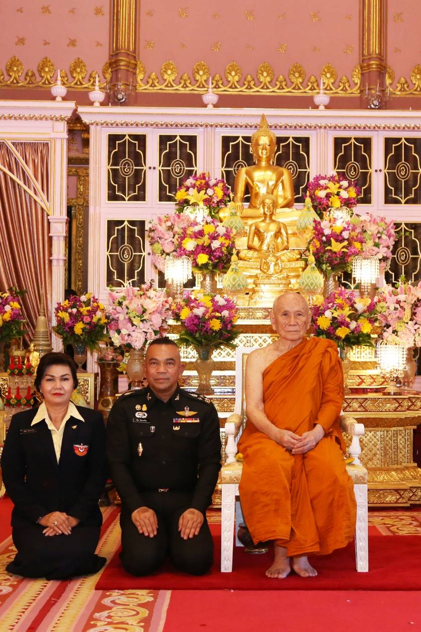 ๐๑๖ เมื่อวันที่ ๓๑ ตุลาคม ๒๕๖๑ นายกสมาคมภริยาฯ นำคณะกรรมการสมาคมฯ ร่วมคณะปลัดกระทรวงกลาโหมเข้าเฝ้าถวายสักการะ สมเด็จพระอริยวงศาคตญาณ สมเด็จพระสังฆราช สกลมหาสังฆปรินายก และขอประทานพรเพื่อความเป็นสิริมงคล ณ วัดราชบพิธสถิตมหาสีมาราม ราชวรวิหาร เขตพระนคร กรุงเทพฯ