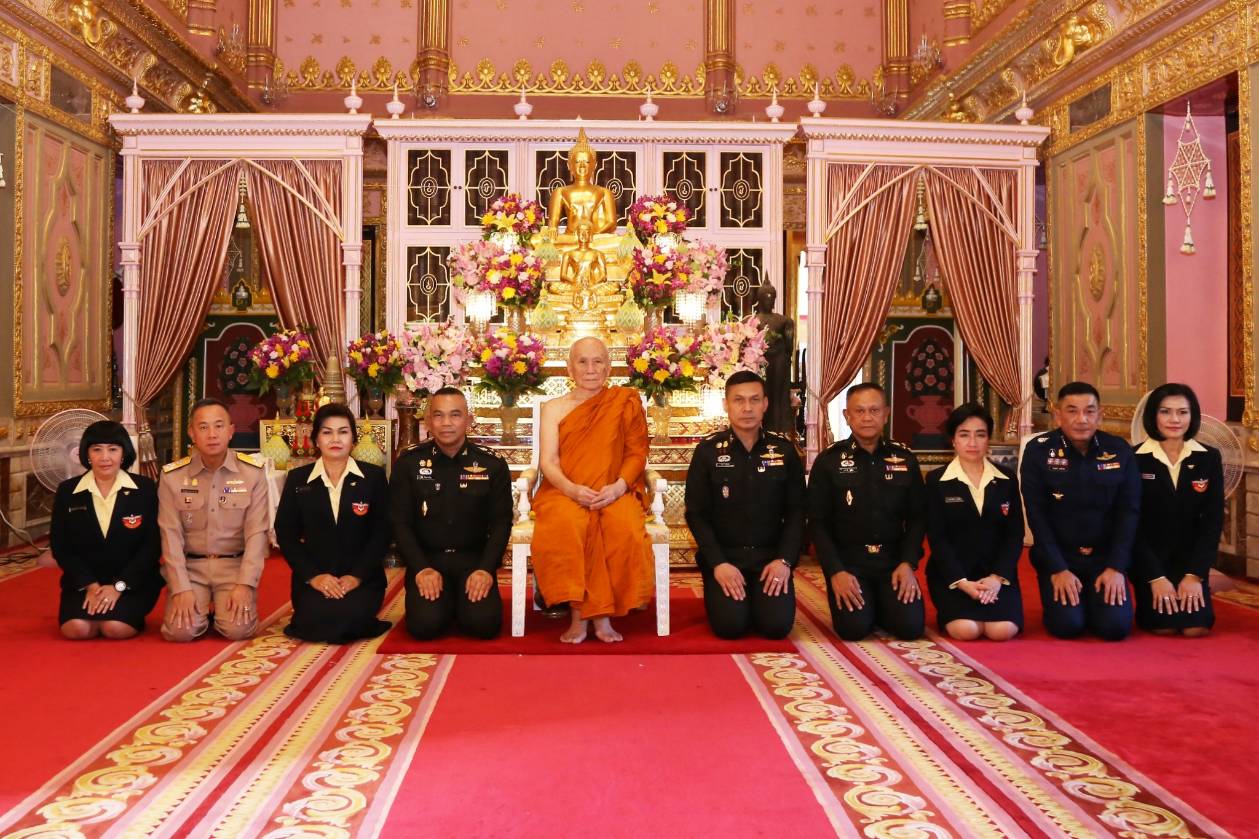 ๐๑๖ เมื่อวันที่ ๓๑ ตุลาคม ๒๕๖๑ นายกสมาคมภริยาฯ นำคณะกรรมการสมาคมฯ ร่วมคณะปลัดกระทรวงกลาโหมเข้าเฝ้าถวายสักการะ สมเด็จพระอริยวงศาคตญาณ สมเด็จพระสังฆราช สกลมหาสังฆปรินายก และขอประทานพรเพื่อความเป็นสิริมงคล ณ วัดราชบพิธสถิตมหาสีมาราม ราชวรวิหาร เขตพระนคร กรุงเทพฯ