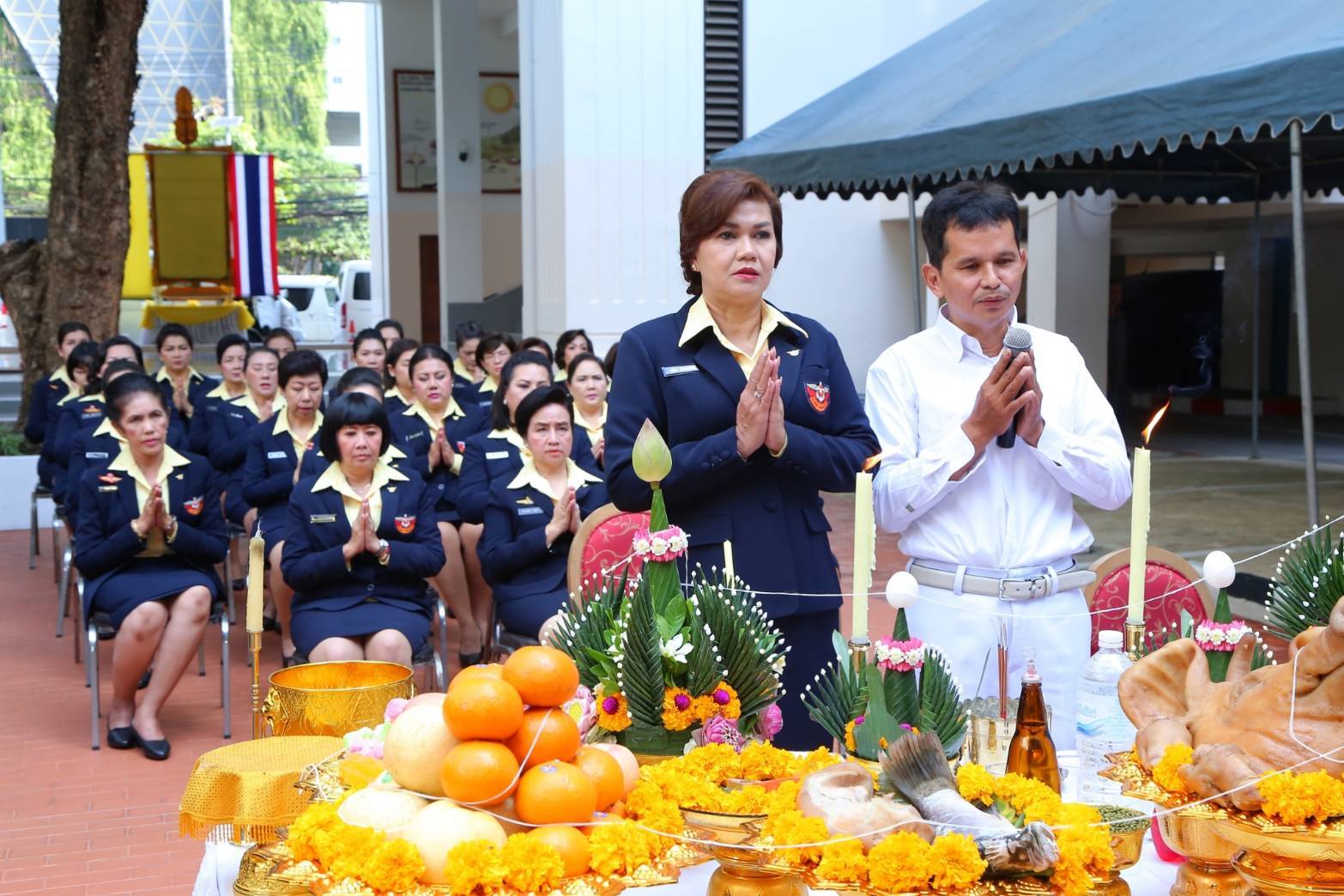 ๐๐๒ เมื่อวันที่ ๙ ตุลาคม ๒๕๖๑ นายกสมาคมภริยาฯ นำคณะกรรมการสมาคมฯสักการะสิ่งศักดิ์สิทธิ์ ณ สมา...