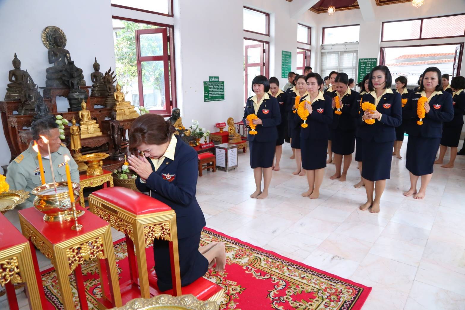 ๐๐๒ เมื่อวันที่ ๙ ตุลาคม ๒๕๖๑ นายกสมาคมภริยาฯ นำคณะกรรมการสมาคมฯสักการะสิ่งศักดิ์สิทธิ์ ณ สมาคมภริยาฯ กรมการพลังงานทหารฯ, ศาลหลักเมือง และในศาลาว่าการกลาโหม เนื่องในโอกาสเข้ารับตำแหน่งใหม่