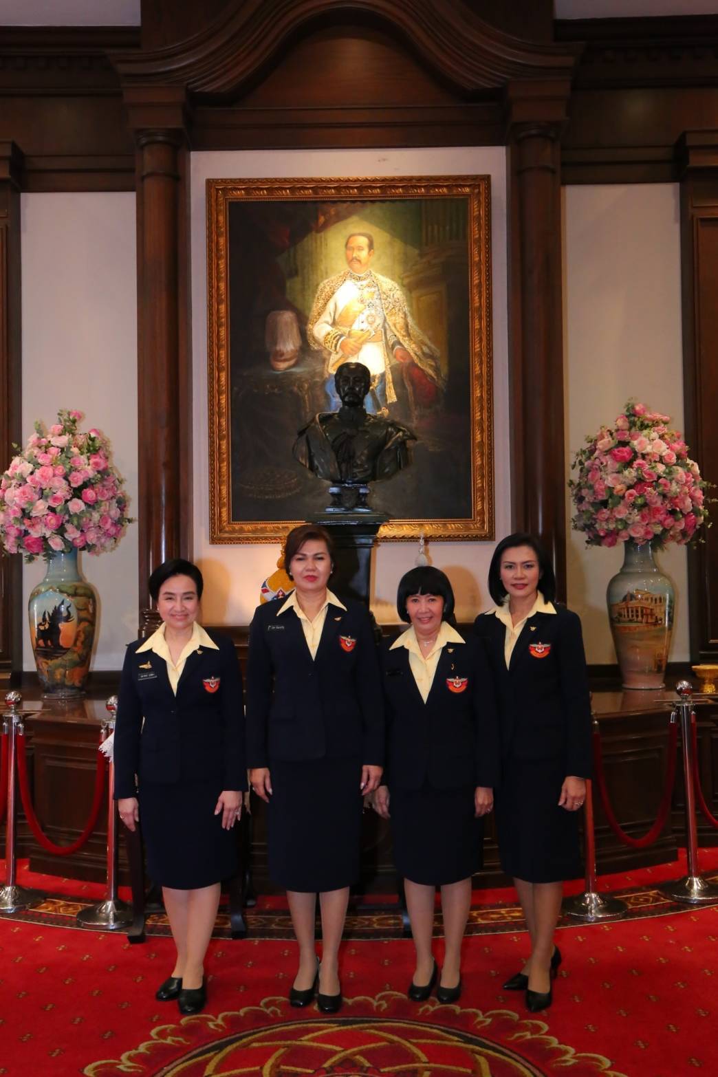 ๐๐๒ เมื่อวันที่ ๙ ตุลาคม ๒๕๖๑ นายกสมาคมภริยาฯ นำคณะกรรมการสมาคมฯสักการะสิ่งศักดิ์สิทธิ์ ณ สมาคมภริยาฯ กรมการพลังงานทหารฯ, ศาลหลักเมือง และในศาลาว่าการกลาโหม เนื่องในโอกาสเข้ารับตำแหน่งใหม่