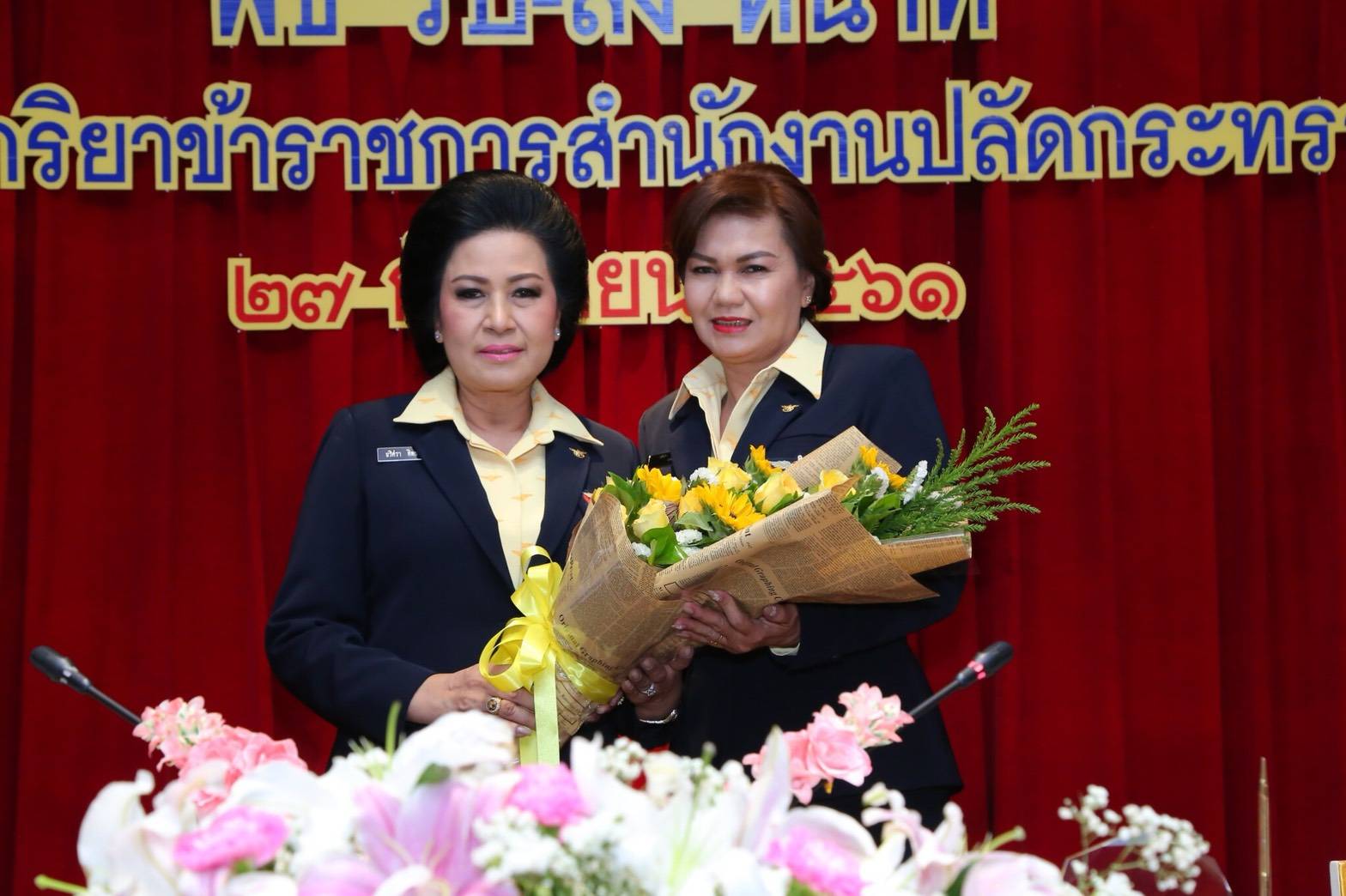 ๐๐๑ เมื่อวันพฤหัสบดีที่ ๒๗ กันยายน ๒๕๖๑ สมาคมภริยาข้าราชการสำนักงานปลัดกระทรวงกลาโหม จัดพิธีรับ-ส่งหน้าที่นายกสมาคมภริยาข้าราชการสำนักงานปลัดกระทรวงกลาโหม ระหว่าง คุณนริศรา ทิพยจันทร์ และ คุณรมิดา อินทรเจริญ ณ ห้องสุรศักดิ์มนตรี ภายในศาลาว่าการกลาโหม กรุงเทพฯ
