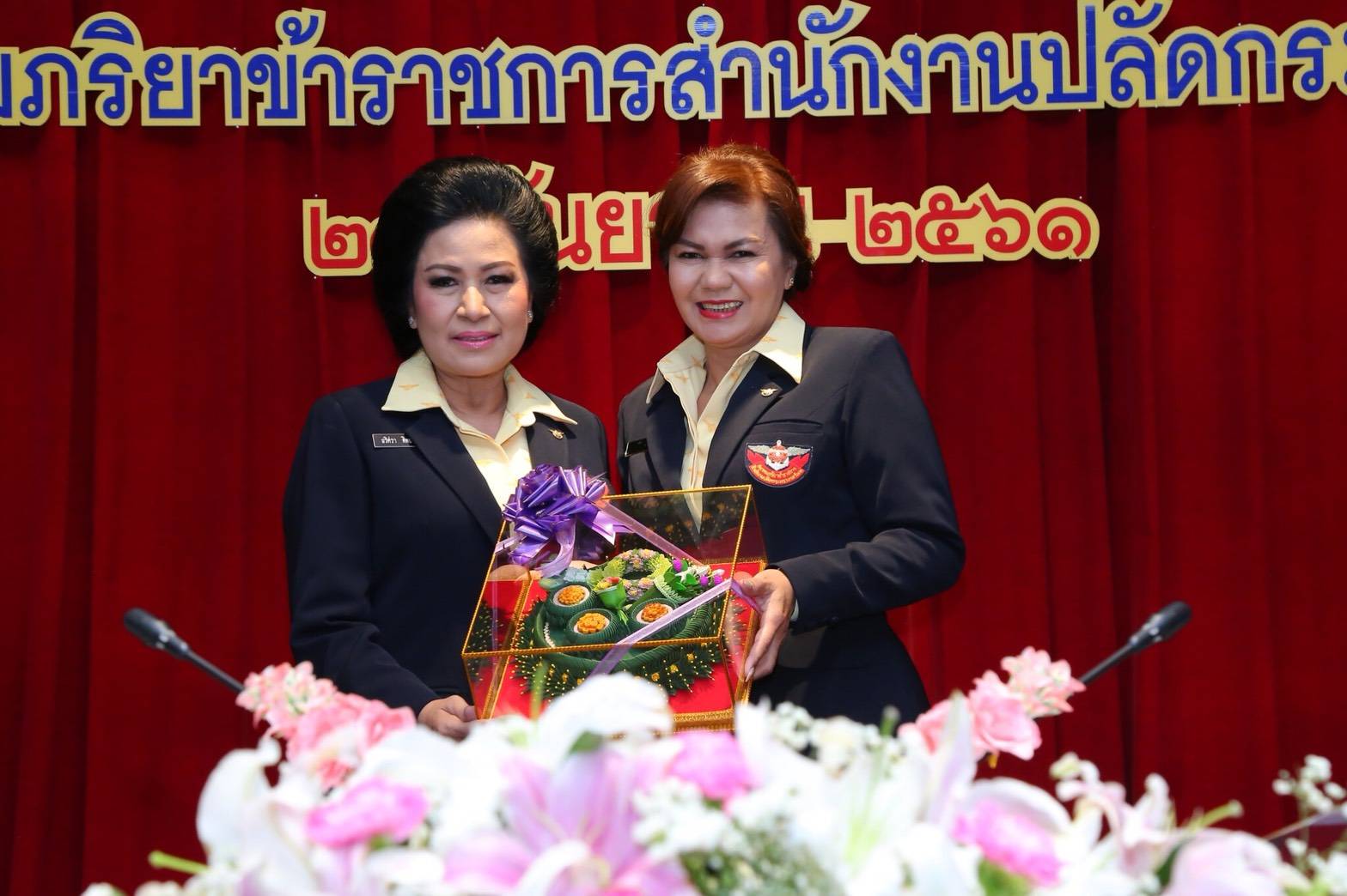 ๐๐๑ เมื่อวันพฤหัสบดีที่ ๒๗ กันยายน ๒๕๖๑ สมาคมภริยาข้าราชการสำนักงานปลัดกระทรวงกลาโหม จัดพิธีรับ-ส่งหน้าที่นายกสมาคมภริยาข้าราชการสำนักงานปลัดกระทรวงกลาโหม ระหว่าง คุณนริศรา ทิพยจันทร์ และ คุณรมิดา อินทรเจริญ ณ ห้องสุรศักดิ์มนตรี ภายในศาลาว่าการกลาโหม กรุงเทพฯ