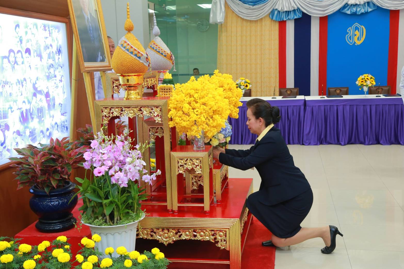 ๐๗๔ เมื่อวันที่ ๒๙ เมษายน ๒๕๖๒ คุณกาญจนา พิพิธวณิชการ เป็นผู้แทนนายกสมาคมภริยาฯ พร้อมด้วยคณะกรรมการฯ ร่วมพิธีทอดถวายแจกันดอกไม้สดและลงนามถวายพระพร เนื่องในโอกาสวันคล้ายวันประสูติ พระเจ้าหลานเธอ พระองค์เจ้าทีปังกรรัศมีโชติ ณ พระที่นั่งอัมพรสถาน