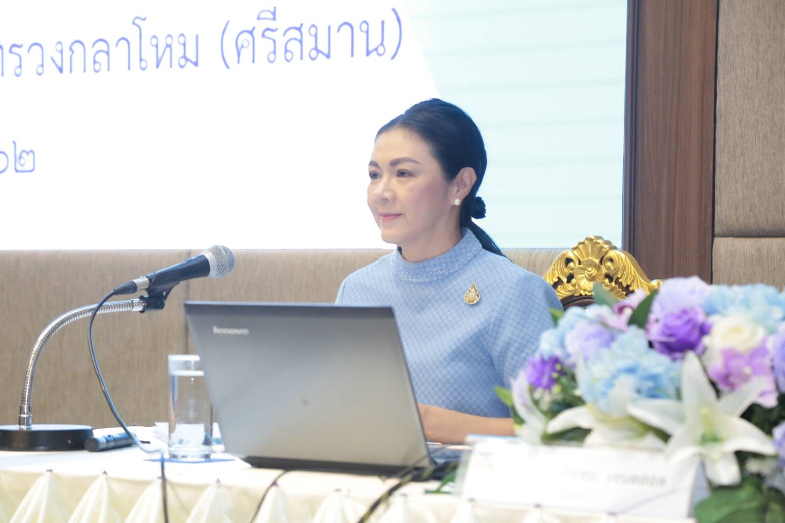 ๑๐๗ เมื่อวันที่ ๙ สิงหาคม ๒๕๖๒ นายกสมาคมภริยาฯ เป็นประธานการจัดกิจกรรมของโครงการสายใยรักษ์:เพื่อคนพิเศษ ซึ่งได้จัดให้มีการบรรยาย โดยมี พ.อ.หญิง ชิดชม เจนตลอด ผู้รับผิดชอบโครงการห่วงใยบุตรที่มีความต้องการพิเศษ และคู่สมรสที่ทุพพลภาพของสมาคมแม่บ้านทหารบก ให้เกียรติเป็นวิทยากร ณ ห้องประชุมชั้น ๖ อาคารสำนักงานปลัดกระทรวงกลาโหม (พื้นที่ถนนศรีสมาน)