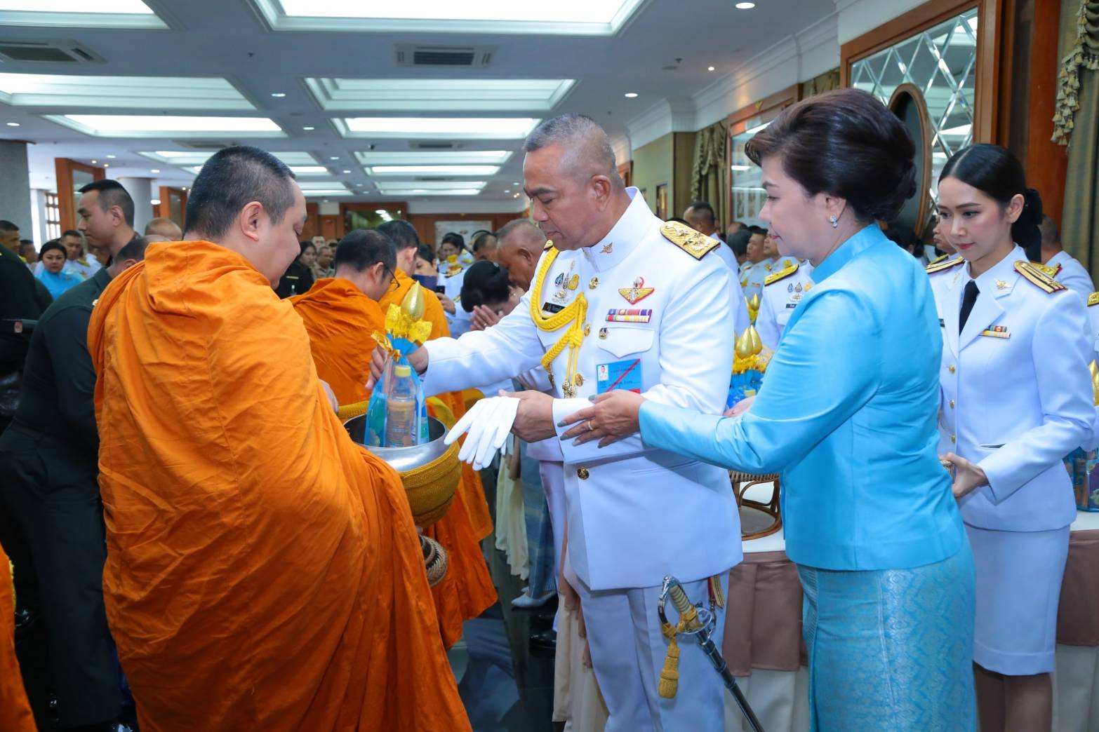 ๑๑๐ เมื่อวันที่ ๑๒ สิงหาคม ๒๕๖๒ คุณรมิดา อินทรเจริญ นายกสมาคมภริยาฯ พร้อมด้วยคณะกรรมการสมาคมฯ ร่วมกิจกรรมเฉลิมพระเกียรติ พิธีเจริญพระพุทธมนต์ถวายพระพรชัยมงคล พิธีทำบุญตักบาตรพระสงฆ์และสามเณร ถวายพระราชกุศล และพิธีลงนามถวายพระพรชัยมงคล เนื่องใน วันเฉลิมพระชนมพรรษา สมเด็จพระนางเจ้าสิริกิติ์ พระบรมราชินีนาถ พระบรมราชชนนีพันปีหลวง ๘๗ พรรษา ณ ห้องพินิตประชานาถ ในศาลาว่าการกลาโหม