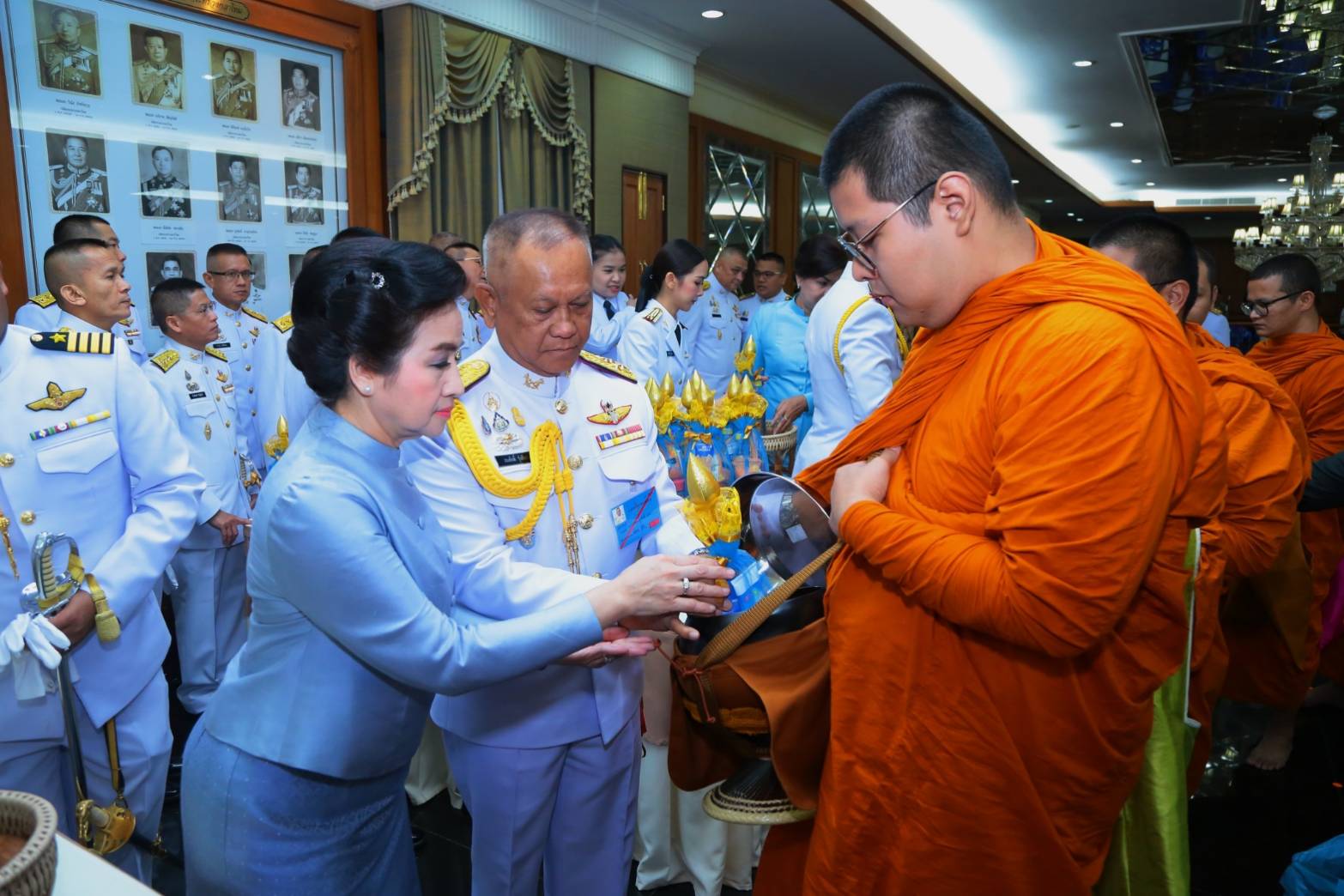 ๑๑๐ เมื่อวันที่ ๑๒ สิงหาคม ๒๕๖๒ คุณรมิดา อินทรเจริญ นายกสมาคมภริยาฯ พร้อมด้วยคณะกรรมการสมาคมฯ ร่วมกิจกรรมเฉลิมพระเกียรติ พิธีเจริญพระพุทธมนต์ถวายพระพรชัยมงคล พิธีทำบุญตักบาตรพระสงฆ์และสามเณร ถวายพระราชกุศล และพิธีลงนามถวายพระพรชัยมงคล เนื่องใน วันเฉลิมพระชนมพรรษา สมเด็จพระนางเจ้าสิริกิติ์ พระบรมราชินีนาถ พระบรมราชชนนีพันปีหลวง ๘๗ พรรษา ณ ห้องพินิตประชานาถ ในศาลาว่าการกลาโหม