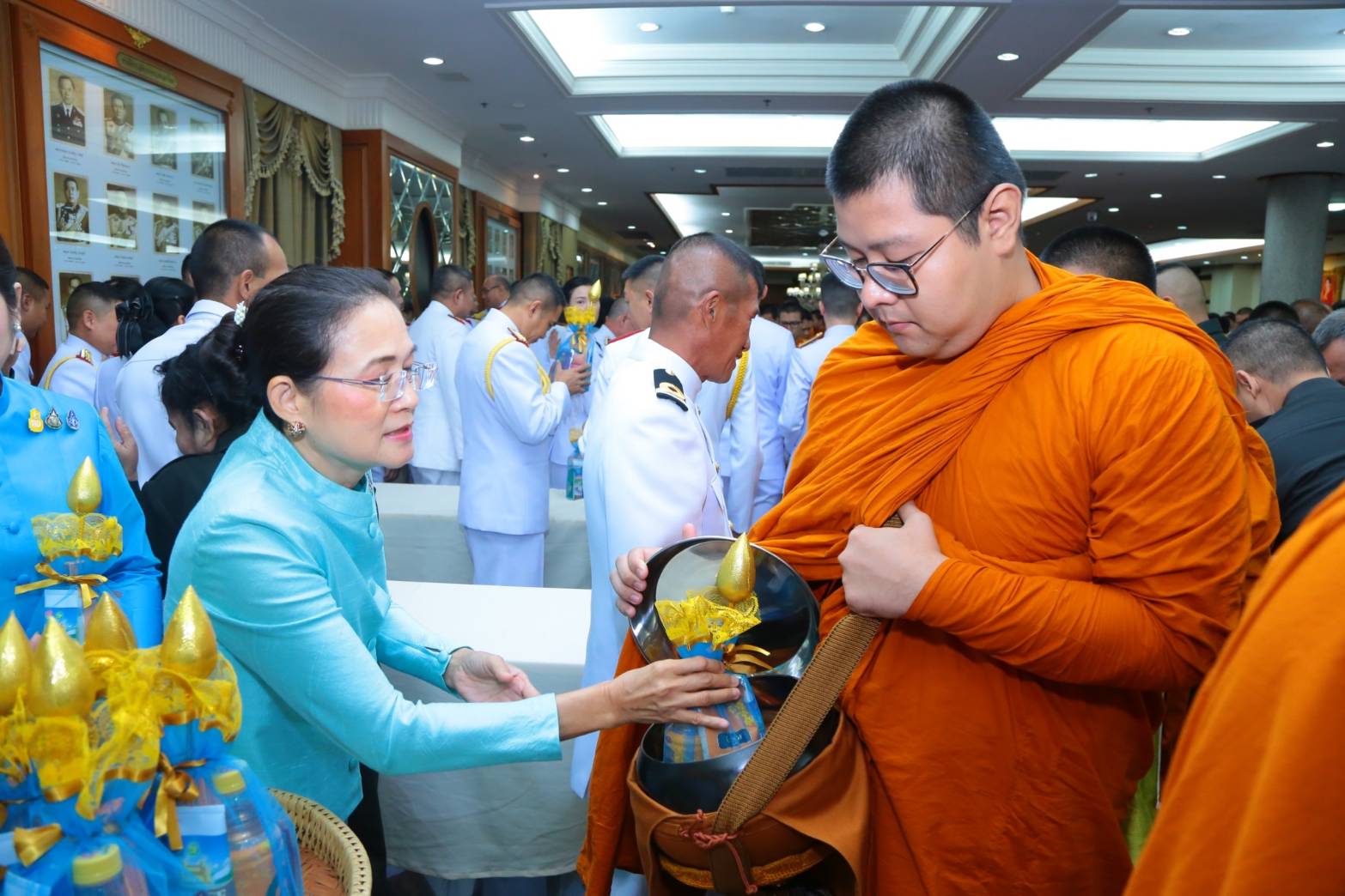 ๑๑๐ เมื่อวันที่ ๑๒ สิงหาคม ๒๕๖๒ คุณรมิดา อินทรเจริญ นายกสมาคมภริยาฯ พร้อมด้วยคณะกรรมการสมาคมฯ ร่วมกิจกรรมเฉลิมพระเกียรติ พิธีเจริญพระพุทธมนต์ถวายพระพรชัยมงคล พิธีทำบุญตักบาตรพระสงฆ์และสามเณร ถวายพระราชกุศล และพิธีลงนามถวายพระพรชัยมงคล เนื่องใน วันเฉลิมพระชนมพรรษา สมเด็จพระนางเจ้าสิริกิติ์ พระบรมราชินีนาถ พระบรมราชชนนีพันปีหลวง ๘๗ พรรษา ณ ห้องพินิตประชานาถ ในศาลาว่าการกลาโหม