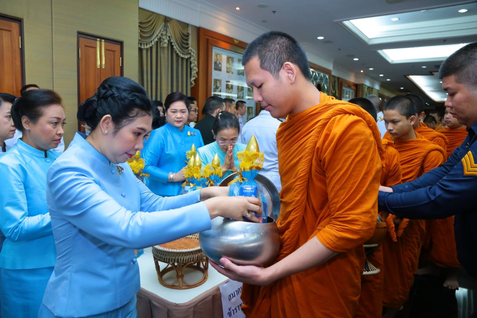 ๑๑๐ เมื่อวันที่ ๑๒ สิงหาคม ๒๕๖๒ คุณรมิดา อินทรเจริญ นายกสมาคมภริยาฯ พร้อมด้วยคณะกรรมการสมาคมฯ ร่วมกิจกรรมเฉลิมพระเกียรติ พิธีเจริญพระพุทธมนต์ถวายพระพรชัยมงคล พิธีทำบุญตักบาตรพระสงฆ์และสามเณร ถวายพระราชกุศล และพิธีลงนามถวายพระพรชัยมงคล เนื่องใน วันเฉลิมพระชนมพรรษา สมเด็จพระนางเจ้าสิริกิติ์ พระบรมราชินีนาถ พระบรมราชชนนีพันปีหลวง ๘๗ พรรษา ณ ห้องพินิตประชานาถ ในศาลาว่าการกลาโหม
