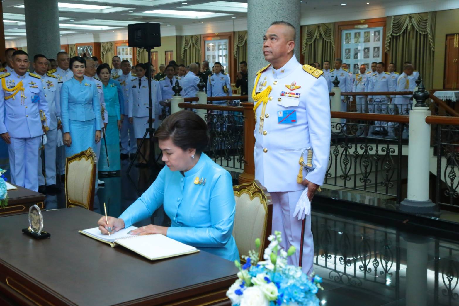 ๑๑๐ เมื่อวันที่ ๑๒ สิงหาคม ๒๕๖๒ คุณรมิดา อินทรเจริญ นายกสมาคมภริยาฯ พร้อมด้วยคณะกรรมการสมาคมฯ ร่วมกิจกรรมเฉลิมพระเกียรติ พิธีเจริญพระพุทธมนต์ถวายพระพรชัยมงคล พิธีทำบุญตักบาตรพระสงฆ์และสามเณร ถวายพระราชกุศล และพิธีลงนามถวายพระพรชัยมงคล เนื่องใน วันเฉลิมพระชนมพรรษา สมเด็จพระนางเจ้าสิริกิติ์ พระบรมราชินีนาถ พระบรมราชชนนีพันปีหลวง ๘๗ พรรษา ณ ห้องพินิตประชานาถ ในศาลาว่าการกลาโหม