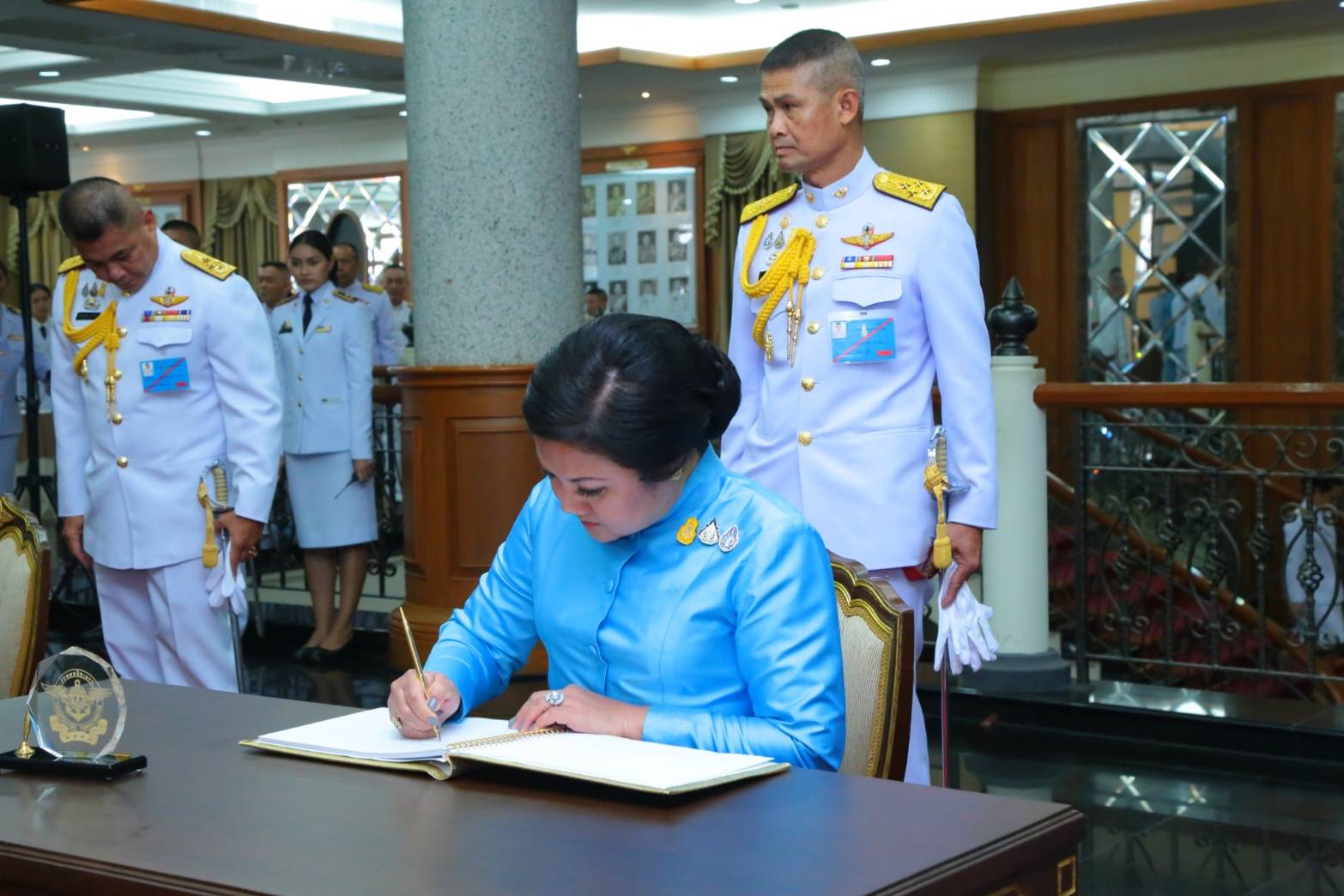 ๑๑๐ เมื่อวันที่ ๑๒ สิงหาคม ๒๕๖๒ คุณรมิดา อินทรเจริญ นายกสมาคมภริยาฯ พร้อมด้วยคณะกรรมการสมาคมฯ ร่วมกิจกรรมเฉลิมพระเกียรติ พิธีเจริญพระพุทธมนต์ถวายพระพรชัยมงคล พิธีทำบุญตักบาตรพระสงฆ์และสามเณร ถวายพระราชกุศล และพิธีลงนามถวายพระพรชัยมงคล เนื่องใน วันเฉลิมพระชนมพรรษา สมเด็จพระนางเจ้าสิริกิติ์ พระบรมราชินีนาถ พระบรมราชชนนีพันปีหลวง ๘๗ พรรษา ณ ห้องพินิตประชานาถ ในศาลาว่าการกลาโหม