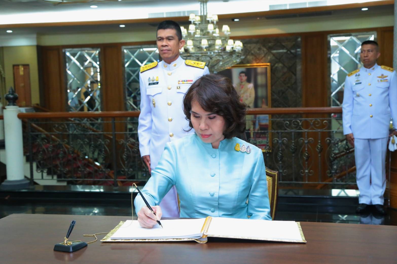 ๑๑๐ เมื่อวันที่ ๑๒ สิงหาคม ๒๕๖๒ คุณรมิดา อินทรเจริญ นายกสมาคมภริยาฯ พร้อมด้วยคณะกรรมการสมาคมฯ ร่วมกิจกรรมเฉลิมพระเกียรติ พิธีเจริญพระพุทธมนต์ถวายพระพรชัยมงคล พิธีทำบุญตักบาตรพระสงฆ์และสามเณร ถวายพระราชกุศล และพิธีลงนามถวายพระพรชัยมงคล เนื่องใน วันเฉลิมพระชนมพรรษา สมเด็จพระนางเจ้าสิริกิติ์ พระบรมราชินีนาถ พระบรมราชชนนีพันปีหลวง ๘๗ พรรษา ณ ห้องพินิตประชานาถ ในศาลาว่าการกลาโหม