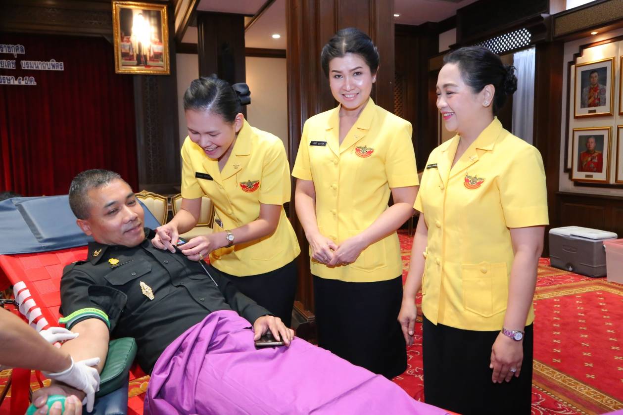 ๐๒๙ เมื่อวันพฤหัสบดีที่ ๖ ธันวาคม ๒๕๖๑ คุณพุทธรักษา โรจน์พิมพ์พันธ์ุ เป็นผู้แทนนายกสมาคมภริยาฯ พร้อมด้วยคณะกรรมการสมาคมฯ ร่วมกิจกรรมบริจาคโลหิตถวายเป็นพระราชกุศลแด่ พระบาทสมเด็จพระปรมินทรมหาภูมิพลอดุลยเดช บรมนาถบพิตร เนื่องในโอกาสวันเฉลิมพระชนมพรรษา ๕ ธันวาคม ๒๕๖๑ ณ ห้องสุรศักดิ์มนตรี ในศาลาว่าการกลาโหม กรุงเทพฯ