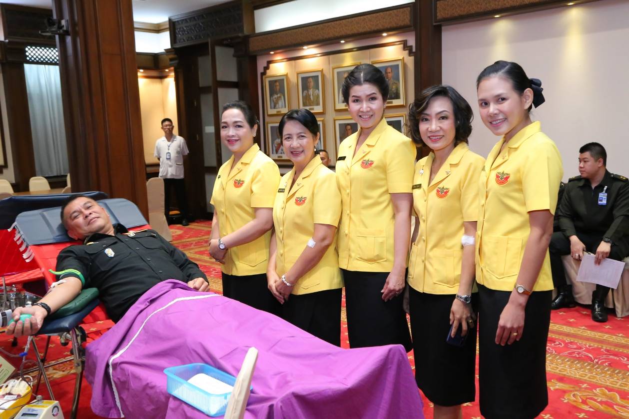 ๐๒๙ เมื่อวันพฤหัสบดีที่ ๖ ธันวาคม ๒๕๖๑ คุณพุทธรักษา โรจน์พิมพ์พันธ์ุ เป็นผู้แทนนายกสมาคมภริยาฯ พร้อมด้วยคณะกรรมการสมาคมฯ ร่วมกิจกรรมบริจาคโลหิตถวายเป็นพระราชกุศลแด่ พระบาทสมเด็จพระปรมินทรมหาภูมิพลอดุลยเดช บรมนาถบพิตร เนื่องในโอกาสวันเฉลิมพระชนมพรรษา ๕ ธันวาคม ๒๕๖๑ ณ ห้องสุรศักดิ์มนตรี ในศาลาว่าการกลาโหม กรุงเทพฯ