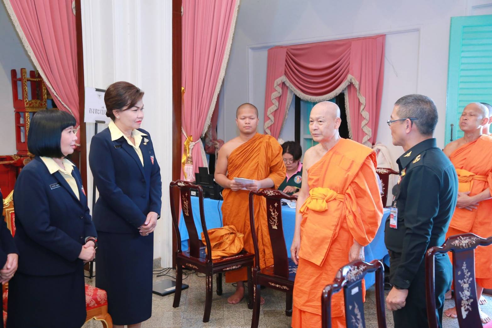 ๐๗๓ เมื่อวันอังคารที่ ๒๓ เมษายน ๒๕๖๒ นายกสมาคมภริยาฯ พร้อมด้วยคณะกรรมการสมาคมฯ ร่วมกิจกรรมบริบาลพระภิกษุสงฆ์และกิจกรรมจิตอาสา ซึ่งสมาคมฯร่วมกับสนพ.สสน.สป.จัดขึ้นเพื่อเฉลิมพระเกียรติสมเด็จพระเจ้าอยู่หัวมหาวชิราลงกรณ บดินทรเทพยวรางกูร เนื่องในโอกาสพระราชพิธีบรมราชาภิเษก ณ วัดสุทัศนเทพวรารามราชวรมหาวิหาร กรุงเทพฯ
