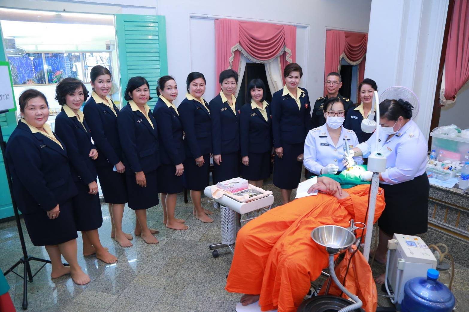๐๗๓ เมื่อวันอังคารที่ ๒๓ เมษายน ๒๕๖๒ นายกสมาคมภริยาฯ พร้อมด้วยคณะกรรมการสมาคมฯ ร่วมกิจกรรมบริบาลพระภิกษุสงฆ์และกิจกรรมจิตอาสา ซึ่งสมาคมฯร่วมกับสนพ.สสน.สป.จัดขึ้นเพื่อเฉลิมพระเกียรติสมเด็จพระเจ้าอยู่หัวมหาวชิราลงกรณ บดินทรเทพยวรางกูร เนื่องในโอกาสพระราชพิธีบรมราชาภิเษก ณ วัดสุทัศนเทพวรารามราชวรมหาวิหาร กรุงเทพฯ